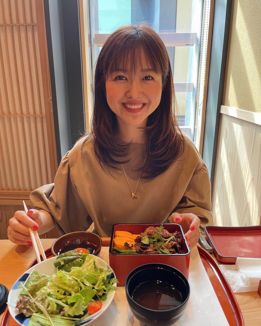 加藤響子のインスタグラム：「友人とお昼ご飯。 あまじょっぱいタレの焼きしゃぶ重がとっっても美味しかった😳」
