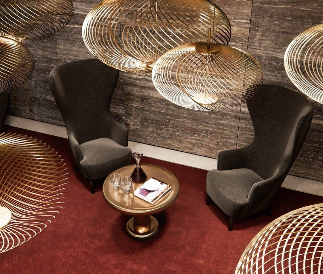 トム ディクソンのインスタグラム：「A cluster of SPRING pendants above the WINGBACK chairs in Rondure House, a high-end residential apartment development located in the Studley Park precinct of Melbourne’s Kew.⁠ ⁠ Rondure House was Design Research Studio's first Australian residential space project. ⁠ ⁠ @designresearchstudio⁠ @cerastribley」