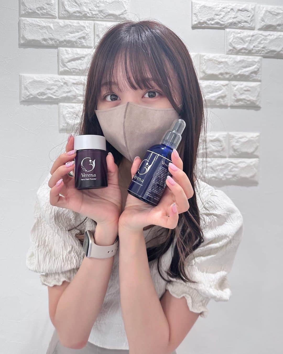 のインスタグラム：「@grandluxe2023  大好きなハーブピーリング、、！ 時差投稿にも程がありますが、、、  ピンチの時に心強いサロンで、効果がすごい おしごと忙しい時期だったけど剥離もしないタイプの施術して頂いたので次の日もしっかりメイクしてました🐋  近々また行くのです🤍 剥離タイプしたい、、、！  いつもありがとうございます🥹🤍 #pr」