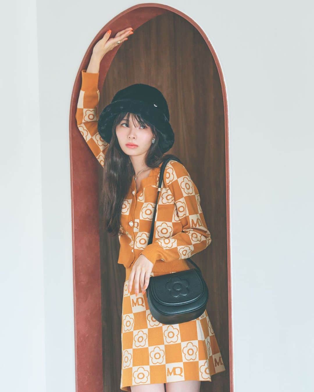 MARY QUANT officialのインスタグラム：「- MIX！ MARY QUANT feat. Kawaguchi Yurina - コーデの主役になる柄や 今の季節ならではの素材をPICK UP ！ 柄と素材をアクセントに 冬のファッションを楽しんで - ハイライトのリンクから オンラインショップのMIX！特集をチェック！ - #シュリンクデイジーエンボスショルダー - #モノグラムデイジーチェックカーディガン #モノグラムデイジーチェックスカート #ボリュームファーラウンドハット 10月中旬より順次展開予定 - #デイジーシグネットリング 11月上旬より順次展開予定 - #ジェムデイジーイヤリング #ジェムデイジーネックレス 12月中旬より順次展開予定 - MODEL:@kawaguchi_yurina_official - #MARYQUANT #2023WINTER #NEWITEMS #FASHION - #マリークヮント #モノグラム #カーディガン #スカート #ニット #セットアップ #ハット #帽子 #ファーハット  #ショルダーバッグ #ネックレス #リング #イヤリング #冬コーデ」