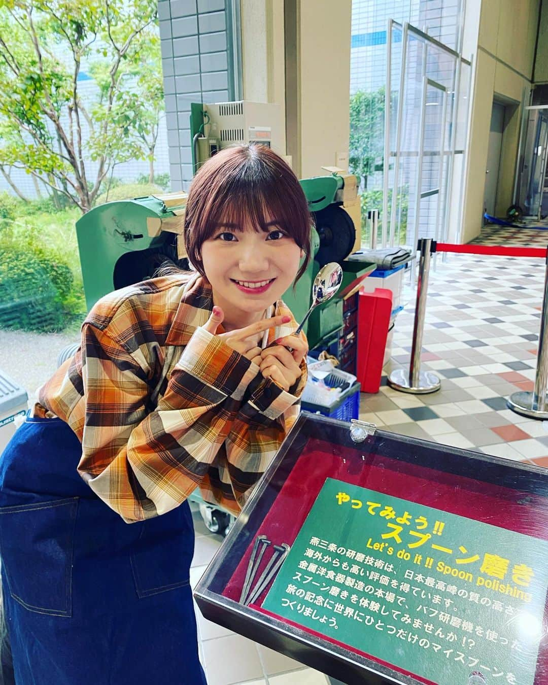 NGT48のインスタグラム：「スプーン磨き体験🥄  #藤崎未夢 #NGT48 #燕三条地場産センター #燕三条」