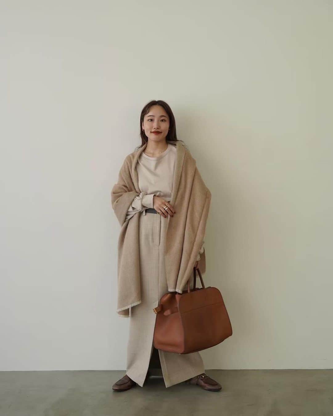 ETRÉ TOKYO ストアさんのインスタグラム写真 - (ETRÉ TOKYO ストアInstagram)「@etretokyo  【10/12 New Arrival】 ㅤㅤㅤ ㅤㅤ #ETREウーステッドアイラインスカート  BEIGE / GREY S.M size ¥26,400(tax in)  ㅤㅤㅤ  新宿スタッフ @etretokyo_yumi 150cm  ㅤㅤㅤ本社スタッフ @etretokyo_sorami 162cm @sakiko_113 154cm  着用カラー：BEIGE  ㅤㅤㅤ ㅤㅤㅤ - - - - - - - - - - - - - - - - - - - - - - - - - - - -  商品詳細はTOPページURLよりチェック🔍 ›› @etretokyo_store  ㅤㅤㅤ スタッフコーディネートも毎日更新中【 #etretokyo_staff_ootd 】をフォロー🐿️  TOPページの"フォロー中"から 気になるスタッフのアカウントをフォロー🤝  - - - - - - - - - - - - - - - - - - - - - - - - - - - - ⁡  【INFORMATION】 ⁡ㅤㅤㅤ ⁡ ※ 10/12(木)発売のアイテムは 10/13(金)12:00よりお在庫のある場合、ルミネカード会員様限定で店舗通販のご利用が可能です。  ⁡ ※お電話がつながりにくい可能性がございます。 ⁡ ※また混雑時には入場制限及び 試着点数の制限を設けさせて頂きます。 予めご了承ください。 ⁡ ⁡ ご理解、ご協力を賜りますよう 心よりお願い申し上げます。   ㅤㅤㅤ 【LUMINE SHINJUKU STORE】 ETRÉ TOKYO ルミネ新宿2店 TEL：03-5989-0979  ー営業時間ー (平日、土日祝)11:00-21:00 ⁡  #etretokyo#etre#fashion#etretokyoshinjuku #etre#2023etre#etretokyo_staff_ootd#2023aw #大人ファッションコーデ #シンプルスタイル  #オトナカジュアルコーデ #スカートコーデ #ベージュ」10月11日 15時59分 - etretokyo_store