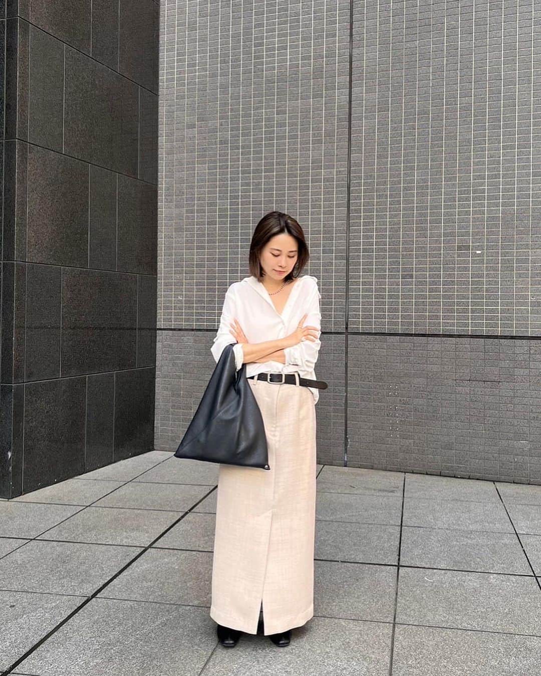 ETRÉ TOKYO ストアさんのインスタグラム写真 - (ETRÉ TOKYO ストアInstagram)「@etretokyo  【10/12 New Arrival】 ㅤㅤㅤ ㅤㅤ #ETREウーステッドアイラインスカート  BEIGE / GREY S.M size ¥26,400(tax in)  ㅤㅤㅤ  新宿スタッフ @etretokyo_yumi 150cm  ㅤㅤㅤ本社スタッフ @etretokyo_sorami 162cm @sakiko_113 154cm  着用カラー：BEIGE  ㅤㅤㅤ ㅤㅤㅤ - - - - - - - - - - - - - - - - - - - - - - - - - - - -  商品詳細はTOPページURLよりチェック🔍 ›› @etretokyo_store  ㅤㅤㅤ スタッフコーディネートも毎日更新中【 #etretokyo_staff_ootd 】をフォロー🐿️  TOPページの"フォロー中"から 気になるスタッフのアカウントをフォロー🤝  - - - - - - - - - - - - - - - - - - - - - - - - - - - - ⁡  【INFORMATION】 ⁡ㅤㅤㅤ ⁡ ※ 10/12(木)発売のアイテムは 10/13(金)12:00よりお在庫のある場合、ルミネカード会員様限定で店舗通販のご利用が可能です。  ⁡ ※お電話がつながりにくい可能性がございます。 ⁡ ※また混雑時には入場制限及び 試着点数の制限を設けさせて頂きます。 予めご了承ください。 ⁡ ⁡ ご理解、ご協力を賜りますよう 心よりお願い申し上げます。   ㅤㅤㅤ 【LUMINE SHINJUKU STORE】 ETRÉ TOKYO ルミネ新宿2店 TEL：03-5989-0979  ー営業時間ー (平日、土日祝)11:00-21:00 ⁡  #etretokyo#etre#fashion#etretokyoshinjuku #etre#2023etre#etretokyo_staff_ootd#2023aw #大人ファッションコーデ #シンプルスタイル  #オトナカジュアルコーデ #スカートコーデ #ベージュ」10月11日 15時59分 - etretokyo_store