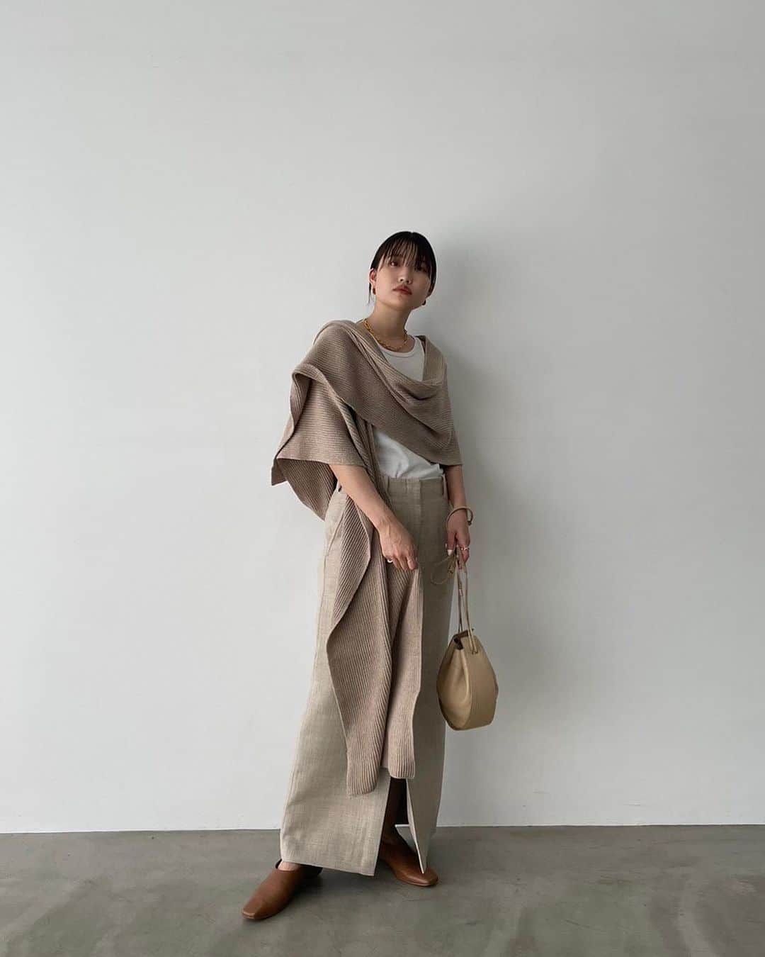 ETRÉ TOKYO ストアさんのインスタグラム写真 - (ETRÉ TOKYO ストアInstagram)「@etretokyo  【10/12 New Arrival】 ㅤㅤㅤ ㅤㅤ #ETREウーステッドアイラインスカート  BEIGE / GREY S.M size ¥26,400(tax in)  ㅤㅤㅤ  新宿スタッフ @etretokyo_yumi 150cm  ㅤㅤㅤ本社スタッフ @etretokyo_sorami 162cm @sakiko_113 154cm  着用カラー：BEIGE  ㅤㅤㅤ ㅤㅤㅤ - - - - - - - - - - - - - - - - - - - - - - - - - - - -  商品詳細はTOPページURLよりチェック🔍 ›› @etretokyo_store  ㅤㅤㅤ スタッフコーディネートも毎日更新中【 #etretokyo_staff_ootd 】をフォロー🐿️  TOPページの"フォロー中"から 気になるスタッフのアカウントをフォロー🤝  - - - - - - - - - - - - - - - - - - - - - - - - - - - - ⁡  【INFORMATION】 ⁡ㅤㅤㅤ ⁡ ※ 10/12(木)発売のアイテムは 10/13(金)12:00よりお在庫のある場合、ルミネカード会員様限定で店舗通販のご利用が可能です。  ⁡ ※お電話がつながりにくい可能性がございます。 ⁡ ※また混雑時には入場制限及び 試着点数の制限を設けさせて頂きます。 予めご了承ください。 ⁡ ⁡ ご理解、ご協力を賜りますよう 心よりお願い申し上げます。   ㅤㅤㅤ 【LUMINE SHINJUKU STORE】 ETRÉ TOKYO ルミネ新宿2店 TEL：03-5989-0979  ー営業時間ー (平日、土日祝)11:00-21:00 ⁡  #etretokyo#etre#fashion#etretokyoshinjuku #etre#2023etre#etretokyo_staff_ootd#2023aw #大人ファッションコーデ #シンプルスタイル  #オトナカジュアルコーデ #スカートコーデ #ベージュ」10月11日 15時59分 - etretokyo_store