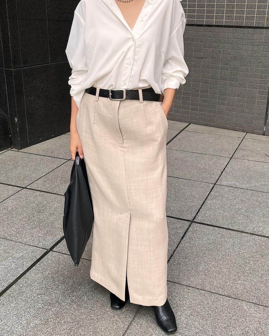 ETRÉ TOKYO ストアさんのインスタグラム写真 - (ETRÉ TOKYO ストアInstagram)「@etretokyo  【10/12 New Arrival】 ㅤㅤㅤ ㅤㅤ #ETREウーステッドアイラインスカート  BEIGE / GREY S.M size ¥26,400(tax in)  ㅤㅤㅤ  新宿スタッフ @etretokyo_yumi 150cm  ㅤㅤㅤ本社スタッフ @etretokyo_sorami 162cm @sakiko_113 154cm  着用カラー：BEIGE  ㅤㅤㅤ ㅤㅤㅤ - - - - - - - - - - - - - - - - - - - - - - - - - - - -  商品詳細はTOPページURLよりチェック🔍 ›› @etretokyo_store  ㅤㅤㅤ スタッフコーディネートも毎日更新中【 #etretokyo_staff_ootd 】をフォロー🐿️  TOPページの"フォロー中"から 気になるスタッフのアカウントをフォロー🤝  - - - - - - - - - - - - - - - - - - - - - - - - - - - - ⁡  【INFORMATION】 ⁡ㅤㅤㅤ ⁡ ※ 10/12(木)発売のアイテムは 10/13(金)12:00よりお在庫のある場合、ルミネカード会員様限定で店舗通販のご利用が可能です。  ⁡ ※お電話がつながりにくい可能性がございます。 ⁡ ※また混雑時には入場制限及び 試着点数の制限を設けさせて頂きます。 予めご了承ください。 ⁡ ⁡ ご理解、ご協力を賜りますよう 心よりお願い申し上げます。   ㅤㅤㅤ 【LUMINE SHINJUKU STORE】 ETRÉ TOKYO ルミネ新宿2店 TEL：03-5989-0979  ー営業時間ー (平日、土日祝)11:00-21:00 ⁡  #etretokyo#etre#fashion#etretokyoshinjuku #etre#2023etre#etretokyo_staff_ootd#2023aw #大人ファッションコーデ #シンプルスタイル  #オトナカジュアルコーデ #スカートコーデ #ベージュ」10月11日 15時59分 - etretokyo_store