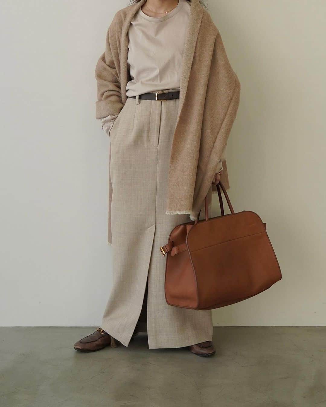 ETRÉ TOKYO ストアさんのインスタグラム写真 - (ETRÉ TOKYO ストアInstagram)「@etretokyo  【10/12 New Arrival】 ㅤㅤㅤ ㅤㅤ #ETREウーステッドアイラインスカート  BEIGE / GREY S.M size ¥26,400(tax in)  ㅤㅤㅤ  新宿スタッフ @etretokyo_yumi 150cm  ㅤㅤㅤ本社スタッフ @etretokyo_sorami 162cm @sakiko_113 154cm  着用カラー：BEIGE  ㅤㅤㅤ ㅤㅤㅤ - - - - - - - - - - - - - - - - - - - - - - - - - - - -  商品詳細はTOPページURLよりチェック🔍 ›› @etretokyo_store  ㅤㅤㅤ スタッフコーディネートも毎日更新中【 #etretokyo_staff_ootd 】をフォロー🐿️  TOPページの"フォロー中"から 気になるスタッフのアカウントをフォロー🤝  - - - - - - - - - - - - - - - - - - - - - - - - - - - - ⁡  【INFORMATION】 ⁡ㅤㅤㅤ ⁡ ※ 10/12(木)発売のアイテムは 10/13(金)12:00よりお在庫のある場合、ルミネカード会員様限定で店舗通販のご利用が可能です。  ⁡ ※お電話がつながりにくい可能性がございます。 ⁡ ※また混雑時には入場制限及び 試着点数の制限を設けさせて頂きます。 予めご了承ください。 ⁡ ⁡ ご理解、ご協力を賜りますよう 心よりお願い申し上げます。   ㅤㅤㅤ 【LUMINE SHINJUKU STORE】 ETRÉ TOKYO ルミネ新宿2店 TEL：03-5989-0979  ー営業時間ー (平日、土日祝)11:00-21:00 ⁡  #etretokyo#etre#fashion#etretokyoshinjuku #etre#2023etre#etretokyo_staff_ootd#2023aw #大人ファッションコーデ #シンプルスタイル  #オトナカジュアルコーデ #スカートコーデ #ベージュ」10月11日 15時59分 - etretokyo_store