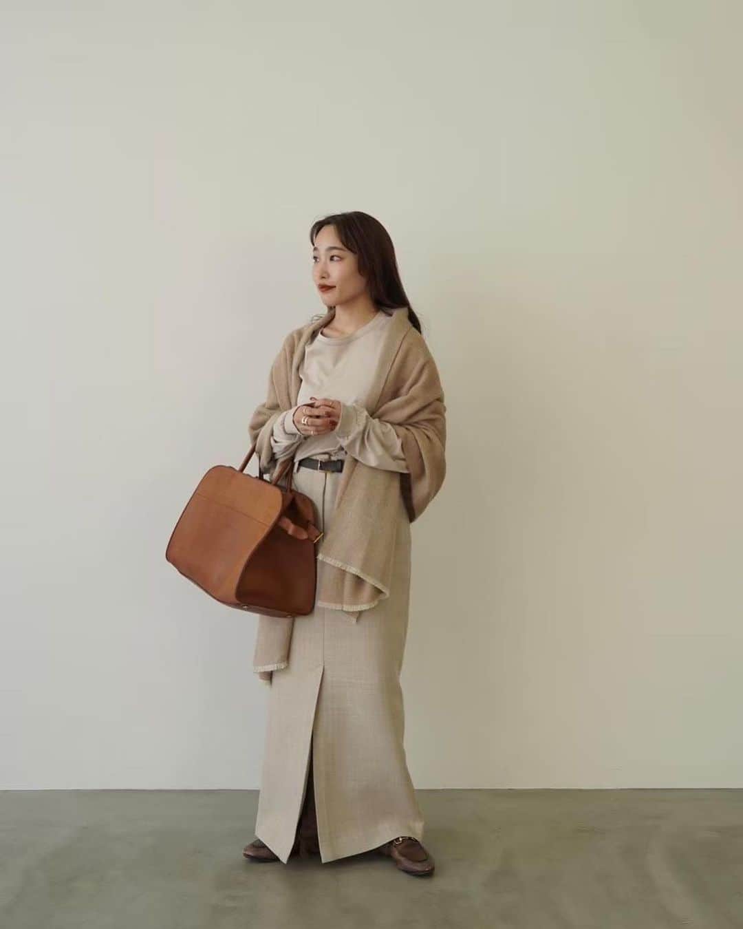 ETRÉ TOKYO ストアさんのインスタグラム写真 - (ETRÉ TOKYO ストアInstagram)「@etretokyo  【10/12 New Arrival】 ㅤㅤㅤ ㅤㅤ #ETREウーステッドアイラインスカート  BEIGE / GREY S.M size ¥26,400(tax in)  ㅤㅤㅤ  新宿スタッフ @etretokyo_yumi 150cm  ㅤㅤㅤ本社スタッフ @etretokyo_sorami 162cm @sakiko_113 154cm  着用カラー：BEIGE  ㅤㅤㅤ ㅤㅤㅤ - - - - - - - - - - - - - - - - - - - - - - - - - - - -  商品詳細はTOPページURLよりチェック🔍 ›› @etretokyo_store  ㅤㅤㅤ スタッフコーディネートも毎日更新中【 #etretokyo_staff_ootd 】をフォロー🐿️  TOPページの"フォロー中"から 気になるスタッフのアカウントをフォロー🤝  - - - - - - - - - - - - - - - - - - - - - - - - - - - - ⁡  【INFORMATION】 ⁡ㅤㅤㅤ ⁡ ※ 10/12(木)発売のアイテムは 10/13(金)12:00よりお在庫のある場合、ルミネカード会員様限定で店舗通販のご利用が可能です。  ⁡ ※お電話がつながりにくい可能性がございます。 ⁡ ※また混雑時には入場制限及び 試着点数の制限を設けさせて頂きます。 予めご了承ください。 ⁡ ⁡ ご理解、ご協力を賜りますよう 心よりお願い申し上げます。   ㅤㅤㅤ 【LUMINE SHINJUKU STORE】 ETRÉ TOKYO ルミネ新宿2店 TEL：03-5989-0979  ー営業時間ー (平日、土日祝)11:00-21:00 ⁡  #etretokyo#etre#fashion#etretokyoshinjuku #etre#2023etre#etretokyo_staff_ootd#2023aw #大人ファッションコーデ #シンプルスタイル  #オトナカジュアルコーデ #スカートコーデ #ベージュ」10月11日 15時59分 - etretokyo_store