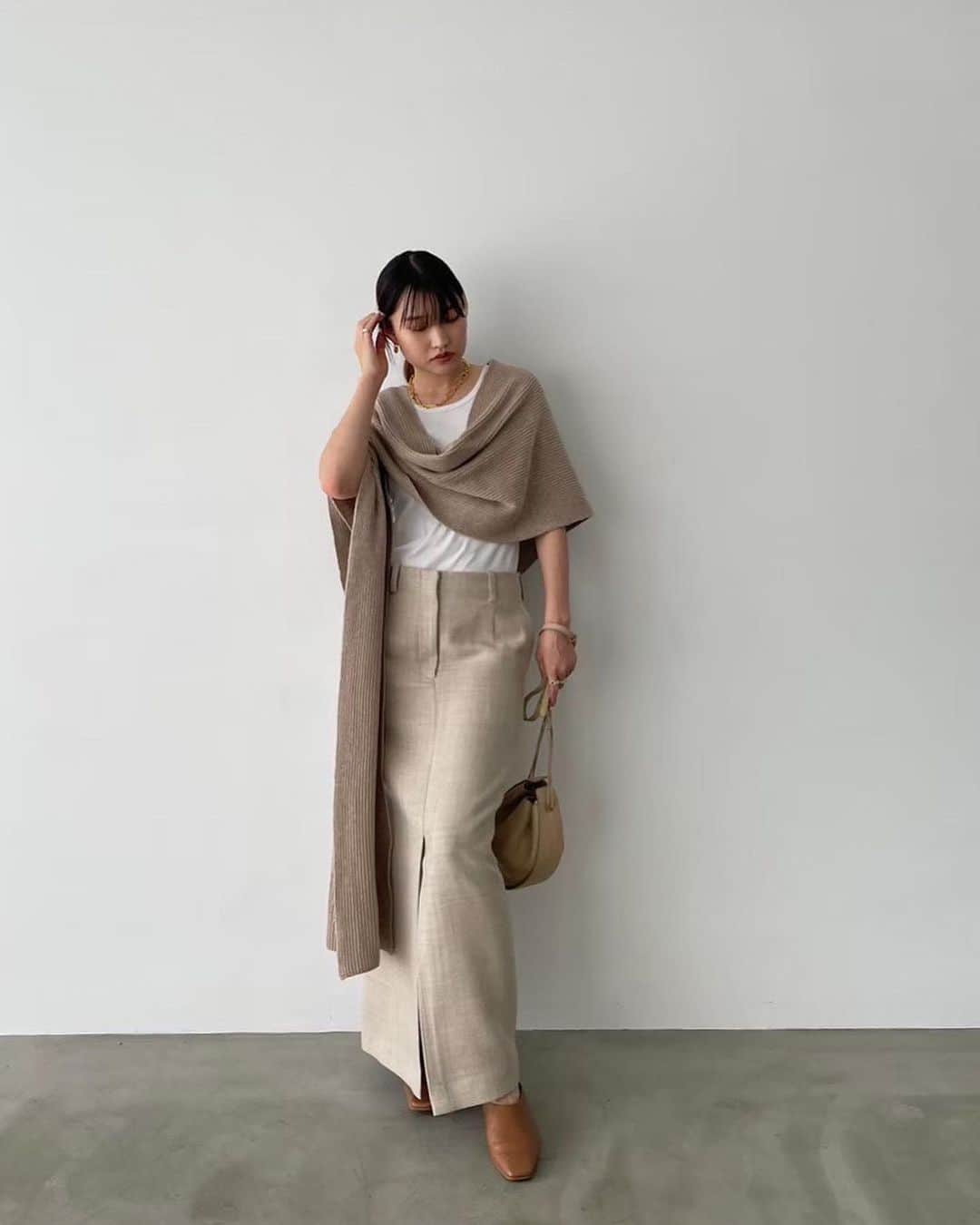 ETRÉ TOKYO ストアのインスタグラム：「@etretokyo  【10/12 New Arrival】 ㅤㅤㅤ ㅤㅤ #ETREウーステッドアイラインスカート  BEIGE / GREY S.M size ¥26,400(tax in)  ㅤㅤㅤ  新宿スタッフ @etretokyo_yumi 150cm  ㅤㅤㅤ本社スタッフ @etretokyo_sorami 162cm @sakiko_113 154cm  着用カラー：BEIGE  ㅤㅤㅤ ㅤㅤㅤ - - - - - - - - - - - - - - - - - - - - - - - - - - - -  商品詳細はTOPページURLよりチェック🔍 ›› @etretokyo_store  ㅤㅤㅤ スタッフコーディネートも毎日更新中【 #etretokyo_staff_ootd 】をフォロー🐿️  TOPページの"フォロー中"から 気になるスタッフのアカウントをフォロー🤝  - - - - - - - - - - - - - - - - - - - - - - - - - - - - ⁡  【INFORMATION】 ⁡ㅤㅤㅤ ⁡ ※ 10/12(木)発売のアイテムは 10/13(金)12:00よりお在庫のある場合、ルミネカード会員様限定で店舗通販のご利用が可能です。  ⁡ ※お電話がつながりにくい可能性がございます。 ⁡ ※また混雑時には入場制限及び 試着点数の制限を設けさせて頂きます。 予めご了承ください。 ⁡ ⁡ ご理解、ご協力を賜りますよう 心よりお願い申し上げます。   ㅤㅤㅤ 【LUMINE SHINJUKU STORE】 ETRÉ TOKYO ルミネ新宿2店 TEL：03-5989-0979  ー営業時間ー (平日、土日祝)11:00-21:00 ⁡  #etretokyo#etre#fashion#etretokyoshinjuku #etre#2023etre#etretokyo_staff_ootd#2023aw #大人ファッションコーデ #シンプルスタイル  #オトナカジュアルコーデ #スカートコーデ #ベージュ」