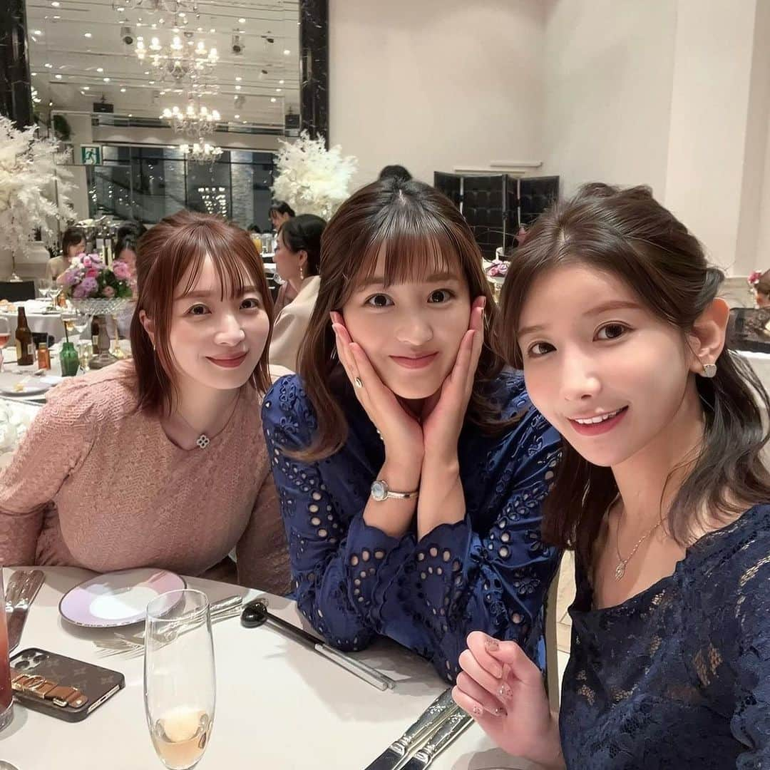 葉加瀬マイさんのインスタグラム写真 - (葉加瀬マイInstagram)「いつメン仲間のめぐにゃんの結婚式💒👰‍♀️❤️ もう可愛くて可愛すぎてプリンセスすぎました👸（語彙力w） 新郎新婦の優しい人柄が溢れたあたたかすぎる結婚式で終始涙😭🩷幸せそうな2人の姿が見れてこちらまでほっこり、幸せな気持ちになりました😍🩷 いつメンテーブルは賑やかで、ずっと笑っててお腹痛くなった🤣 若いスタッフさんに写真撮ってもらったら何かポーズつけてくださいって言われて、皆戸惑ってしたポーズのぎこちなさ🤭ww（写真4枚目） 結婚式て人生の中でもかなり大きなイベントで、そこに呼んでもらうってとても幸せなことで感謝な1日でした😊❤️ 本当におめでとう💓 #happywedding  #結婚式」10月11日 15時59分 - m.hakase