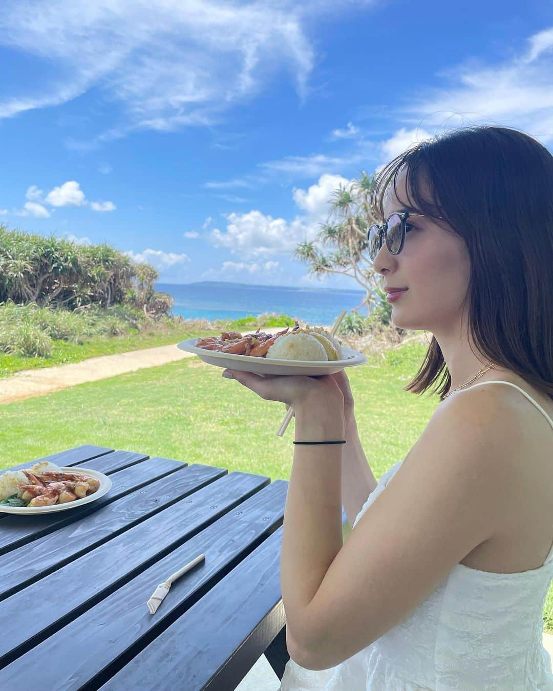 農海姫夏さんのインスタグラム写真 - (農海姫夏Instagram)「宮古島の投稿これで最後ー！ 遠目に海亀もみえて可愛すぎた🐢 7枚目は大好きなガーリックシュリンプ🧄 #ハリーズシュリンプトラック  #宮古島」10月11日 16時01分 - hina_noumi