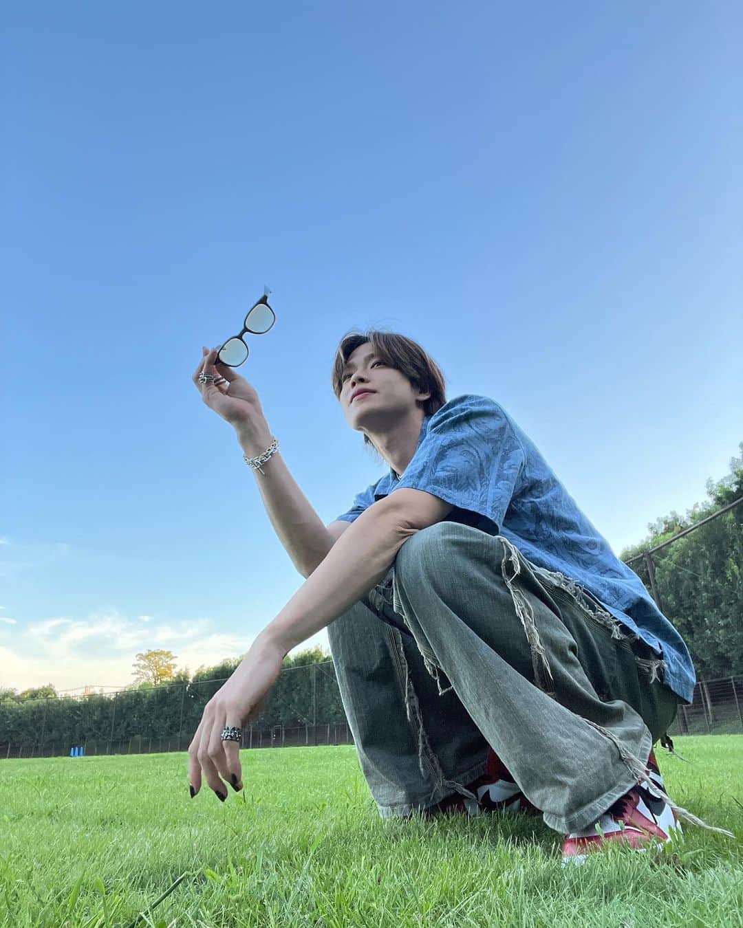 のインスタグラム：「Picnic 🧛❤️‍🩹🫐  Shirts: @hystericglamour_tokyo  Denim: @minus.jpn_official  Sneaker: @nike  Eyewear: @gentlemonster  #sneaker #y_kicks」