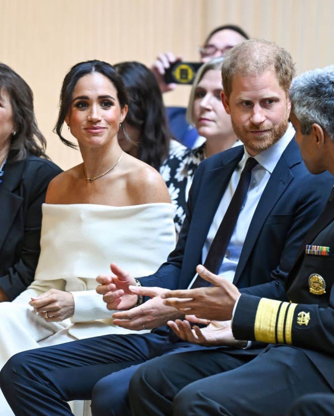 Harper's BAZAARさんのインスタグラム写真 - (Harper's BAZAARInstagram)「Prince Harry and Duchess Meghan marked World Mental Health Day with a powerful summit hosted by their Archewell Foundation and Project Healthy Minds.  The Duchess made a grand entrance in an all-white set before delivering a compelling speech on the importance of prioritizing mental wellness in children in the age of social media. "The burden of this can't solely be on the parents," Meghan said.  “When it comes to kids, we have to do more to protect them—they don't know any better and they don't know any different,” Prince Harry added.」10月11日 7時06分 - harpersbazaarus
