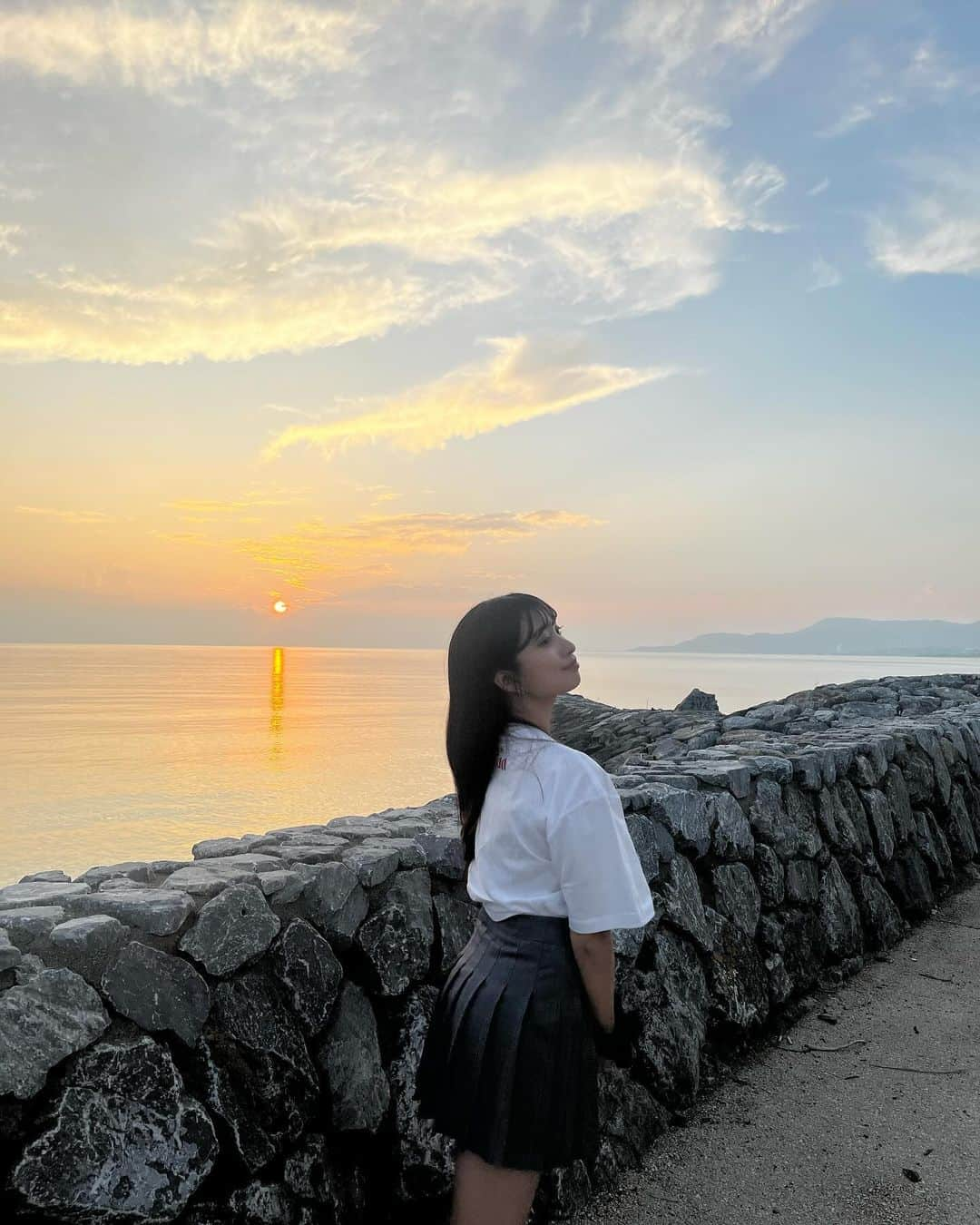 星野愛美のインスタグラム：「. 夕日もすごく綺麗だった、、♡ . . . #シブサン　#shibu3project #ピンククラス　#アイドル　#被写体　#モデル　#サロンモデル　#ロングヘア　#ストレートヘア　#オリオンビールtシャツ #沖縄　#夕日　#05 #高校生　#jk #ljk #ootd #instagood #followｍe」