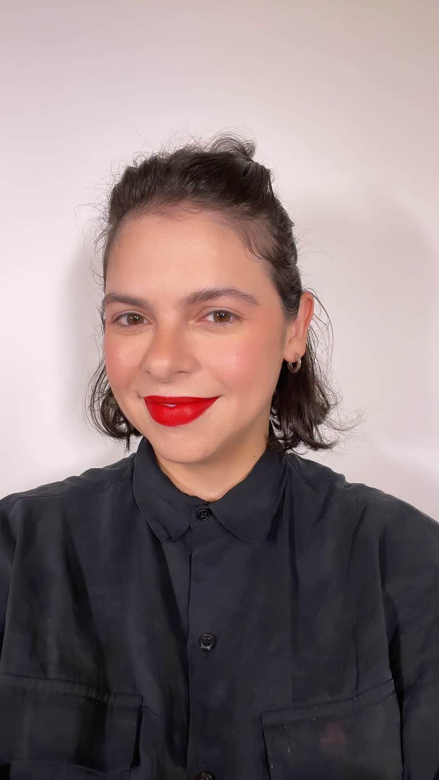 M·A·C Cosmetics BRのインスタグラム：「Tudo sobre nossos blushes! Produtos: Pele: Fix+ Base Studio Fix Face Pen NW20 Corretivo Studio Fix 24hrs NC25 Pó Studio Fix Pro Set+Blur Light Pincel #171S Lábios: Squirt clear Locked Kiss Liquid Rudy True Iluminador: Show Gold Blushes: Harmony Sunbasque Warm Soul Love Joy GlowPlay: Blush, Please! Cheeky Devil Heat Index No Shame! That’s Peachy Cheer up Pincéis: #116S #159S #113S #168S #129S」