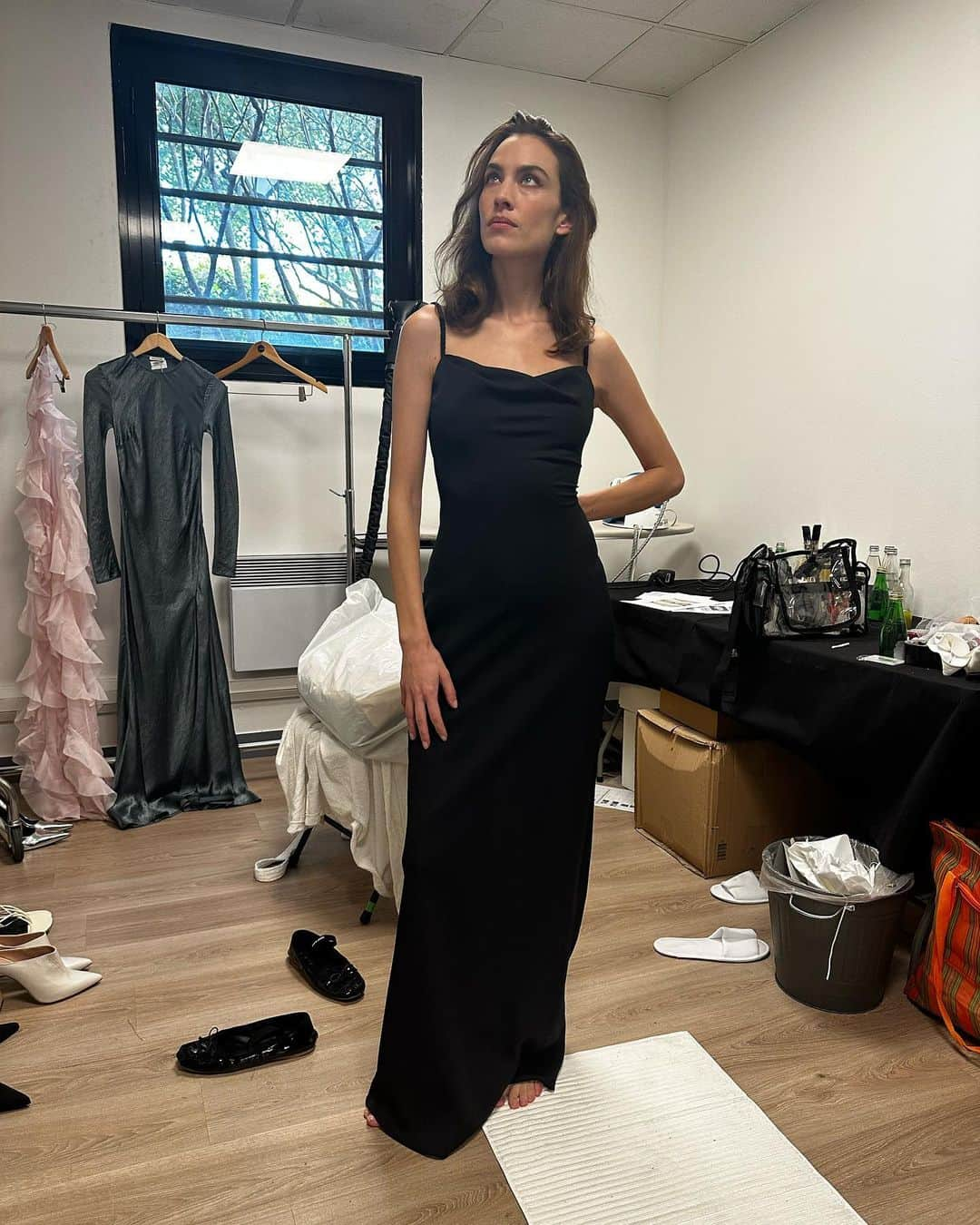 アレクサ・チャンのインスタグラム：「LBD (long black dress), Leonor my Bebe, great curtains, J.W.」