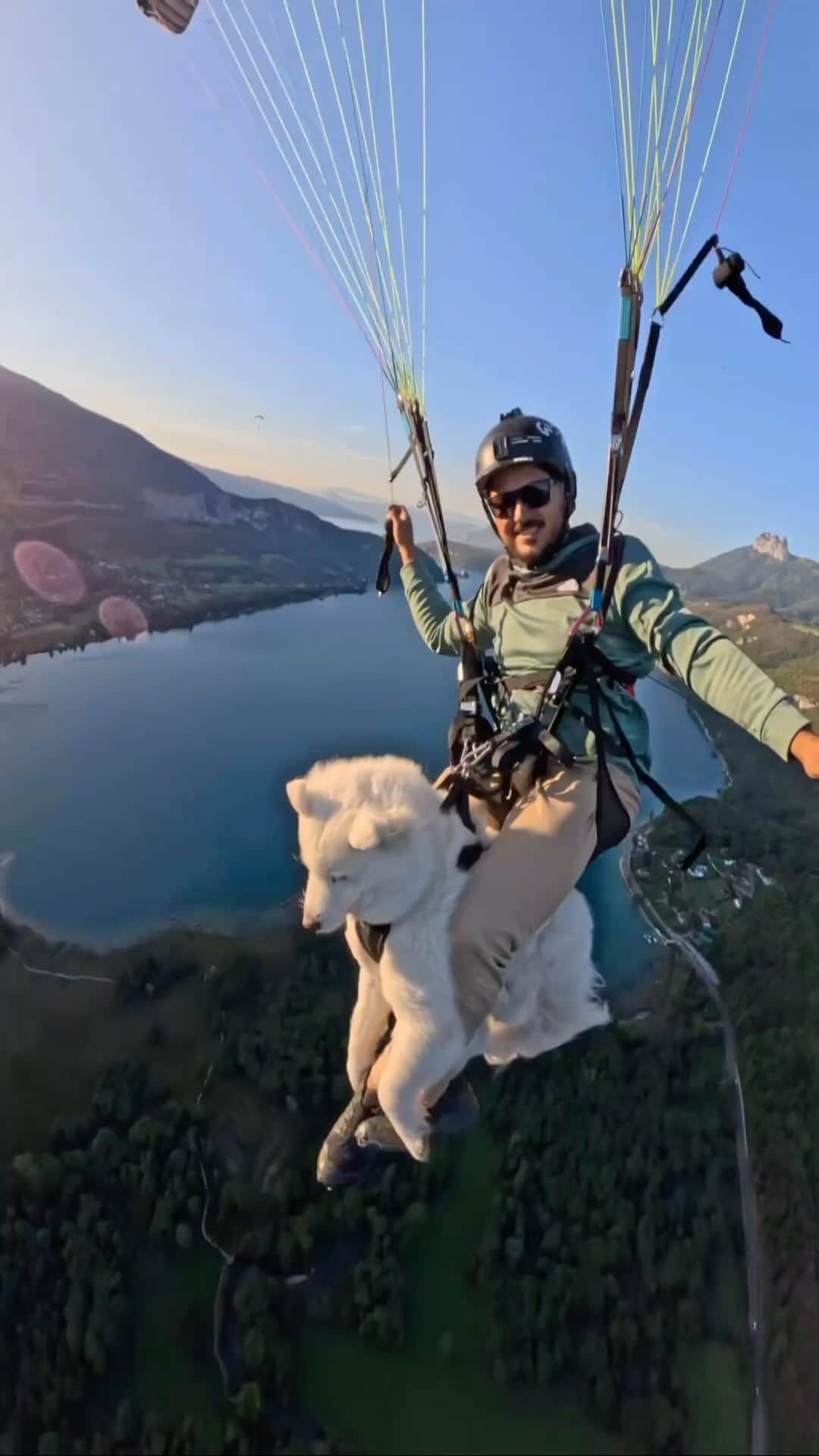 Live To Exploreのインスタグラム：「@theoadb parachuting with his best friend in Annecy! 😍🪂  💡There are a number of different parachute companies operating in Annecy, so you can choose the one that best suits your needs and budget. Most companies offer tandem jumps, which means that you will be attached to an experienced instructor for the duration of the jump.   Sharing is caring! Spread the travel inspiration by sharing this post with your fellow explorers!😍  🎥 : @theoadb 📍: Annecy, France」