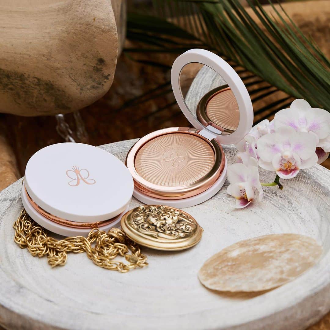 Anastasia Beverly Hillsのインスタグラム：「Isn’t she ✨stunning ✨?  #AnastasiaBeverlyHills #Glowseeker」