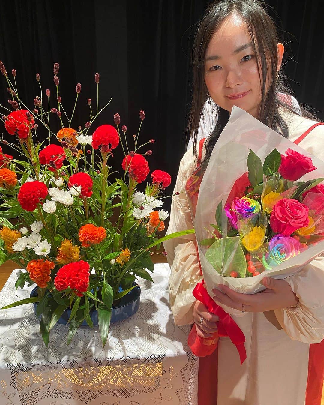 野田澤彩乃のインスタグラム：「昨日は、 #朗読教室 の #発表会 でした。 反省点を振り返りながら、ちょっとの開放感と充実感に浸り、一夜明け、いただいた #虹色の薔薇 を撮りながら思い出していました。」
