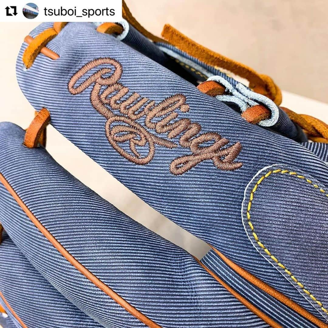 Rawlings Japanさんのインスタグラム写真 - (Rawlings JapanInstagram)「#Repost @tsuboi_sports with @use.repost ・・・ 【使うのがもったいない⁈ジーンズ風グラブ当店にもあります！】  本日ご紹介する商品は、ローリングスの見た目はまさにあの『ジーンズ👖』の限定軟式グラブです\(*´∇｀*)  ジーンズ風の型押し加工でそれっぽく見せているオシャレなグラブですが、素材はあくまでも天然の革ですので、扱い方は他のグラブと同じで大丈夫です。  ただ使用していくとジーンズ感は無くなっていくかもしれません(´°̥̥̥̥̥̥̥̥ω°̥̥̥̥̥̥̥̥｀)  ですので、僕は個人的に観賞用として購入しました(๑˃̵ᴗ˂̵)b  グリーンもオシャレですよね(● ˃̶͈̀ロ˂̶͈́)੭ꠥ⁾⁾  限定商品ですので、気になる方はぜひお早めにお立ち寄りください♪  @rawlings_japan_llc  #ツボイスポーツ#tsuboisports#野球専門店#野球#ソフトボール#硬式#軟式#高校野球#少年野球#女子野球#rawlings#rggc#ローリングス#ジーンズグラブ#かっこいい#おしゃれ#cool#野球好きな人と繋がりたい @rawlings_japan_llc」10月11日 7時46分 - rawlings_japan_llc