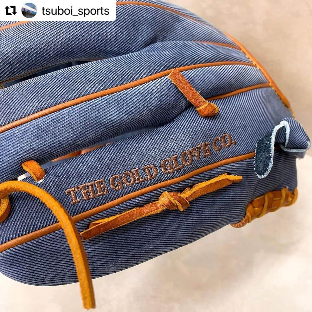 Rawlings Japanさんのインスタグラム写真 - (Rawlings JapanInstagram)「#Repost @tsuboi_sports with @use.repost ・・・ 【使うのがもったいない⁈ジーンズ風グラブ当店にもあります！】  本日ご紹介する商品は、ローリングスの見た目はまさにあの『ジーンズ👖』の限定軟式グラブです\(*´∇｀*)  ジーンズ風の型押し加工でそれっぽく見せているオシャレなグラブですが、素材はあくまでも天然の革ですので、扱い方は他のグラブと同じで大丈夫です。  ただ使用していくとジーンズ感は無くなっていくかもしれません(´°̥̥̥̥̥̥̥̥ω°̥̥̥̥̥̥̥̥｀)  ですので、僕は個人的に観賞用として購入しました(๑˃̵ᴗ˂̵)b  グリーンもオシャレですよね(● ˃̶͈̀ロ˂̶͈́)੭ꠥ⁾⁾  限定商品ですので、気になる方はぜひお早めにお立ち寄りください♪  @rawlings_japan_llc  #ツボイスポーツ#tsuboisports#野球専門店#野球#ソフトボール#硬式#軟式#高校野球#少年野球#女子野球#rawlings#rggc#ローリングス#ジーンズグラブ#かっこいい#おしゃれ#cool#野球好きな人と繋がりたい @rawlings_japan_llc」10月11日 7時46分 - rawlings_japan_llc