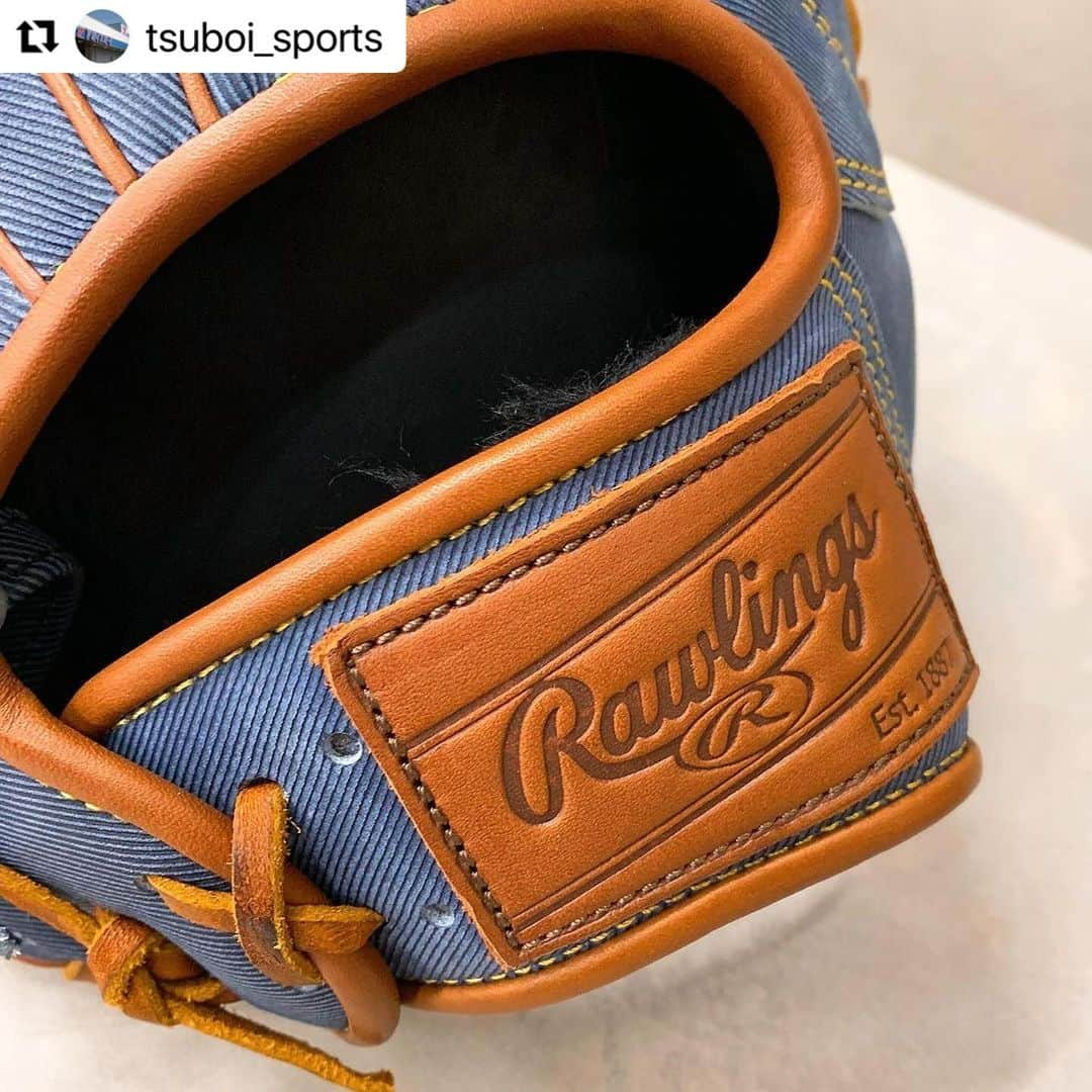 Rawlings Japanさんのインスタグラム写真 - (Rawlings JapanInstagram)「#Repost @tsuboi_sports with @use.repost ・・・ 【使うのがもったいない⁈ジーンズ風グラブ当店にもあります！】  本日ご紹介する商品は、ローリングスの見た目はまさにあの『ジーンズ👖』の限定軟式グラブです\(*´∇｀*)  ジーンズ風の型押し加工でそれっぽく見せているオシャレなグラブですが、素材はあくまでも天然の革ですので、扱い方は他のグラブと同じで大丈夫です。  ただ使用していくとジーンズ感は無くなっていくかもしれません(´°̥̥̥̥̥̥̥̥ω°̥̥̥̥̥̥̥̥｀)  ですので、僕は個人的に観賞用として購入しました(๑˃̵ᴗ˂̵)b  グリーンもオシャレですよね(● ˃̶͈̀ロ˂̶͈́)੭ꠥ⁾⁾  限定商品ですので、気になる方はぜひお早めにお立ち寄りください♪  @rawlings_japan_llc  #ツボイスポーツ#tsuboisports#野球専門店#野球#ソフトボール#硬式#軟式#高校野球#少年野球#女子野球#rawlings#rggc#ローリングス#ジーンズグラブ#かっこいい#おしゃれ#cool#野球好きな人と繋がりたい @rawlings_japan_llc」10月11日 7時46分 - rawlings_japan_llc