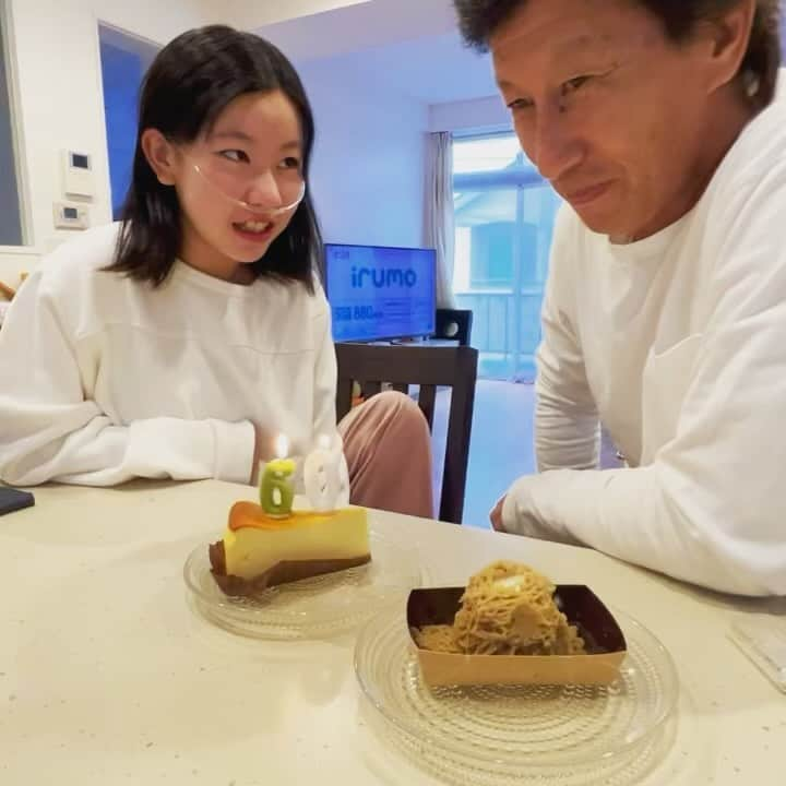 yukiのインスタグラム：「おはようございます。  先日 #おっきい森さん が還暦を迎えました👏🏼 出会って20数年経ちますが、 寛大でそこそこ穏やかなところはずーっと変わらず 歳を重ねるにつれて"誠実＜気難しさ" "ユーモア＜度を超えたギャグ"の狭間ですが まぁまだ許容範囲ということでやらせてもらってます。 #お互い様とお陰様   こと、みるかに関する全てについては 何をするにも面倒くさがらず 愛たっぷりで接する森さんは親の鑑であります🫶🏼  これからも健康で好きなことでたくさん楽しみ いつも笑っていてください☺️  #人の為にやっている人やってる事は最終的に必ず報われる  #ケーキはモンブランに決まってるだろ」