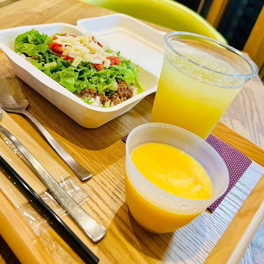 世手子さんのインスタグラム写真 - (世手子Instagram)「PR Lots of vegetables and meat🥗🍖 Lunch where you can feel the love of family🍙✨ Taste that is easy for children to eat👦🌟 ＠tasty_tacorice #タコライス #タコライス弁当 #江戸川グルメ #江戸川ランチ #おいしーさーたこらいす 食べたよ( ^ω^ ) 家族の愛を感じるタコライス(*ﾟ∀ﾟ*) 優しい味なのにしっかりタコライスだった♪(´ε｀ ) 子供でも食べやすい味にしています(^.^) 辛味が足りない方はトッピングもできるよ(*ﾟ▽ﾟ*) 沖縄のソウルフードのタコライスがなんと無添加で提供❣️ 本場沖縄のタコライスから研究を重ね本場以上に美味しいタコライスに仕上がっているので 東京にいながら本格的沖縄テイストを満喫できます(*^o^*) マンゴープリンとシークワーサードリンクでさっぱり癒されます=(^.^)= 愛と優しさを感じるお店に感動🥹 #ソウルフード #エスニック料理 #テイクアウトグルメ #テイクアウトランチ #取材協力」10月11日 7時40分 - rojide