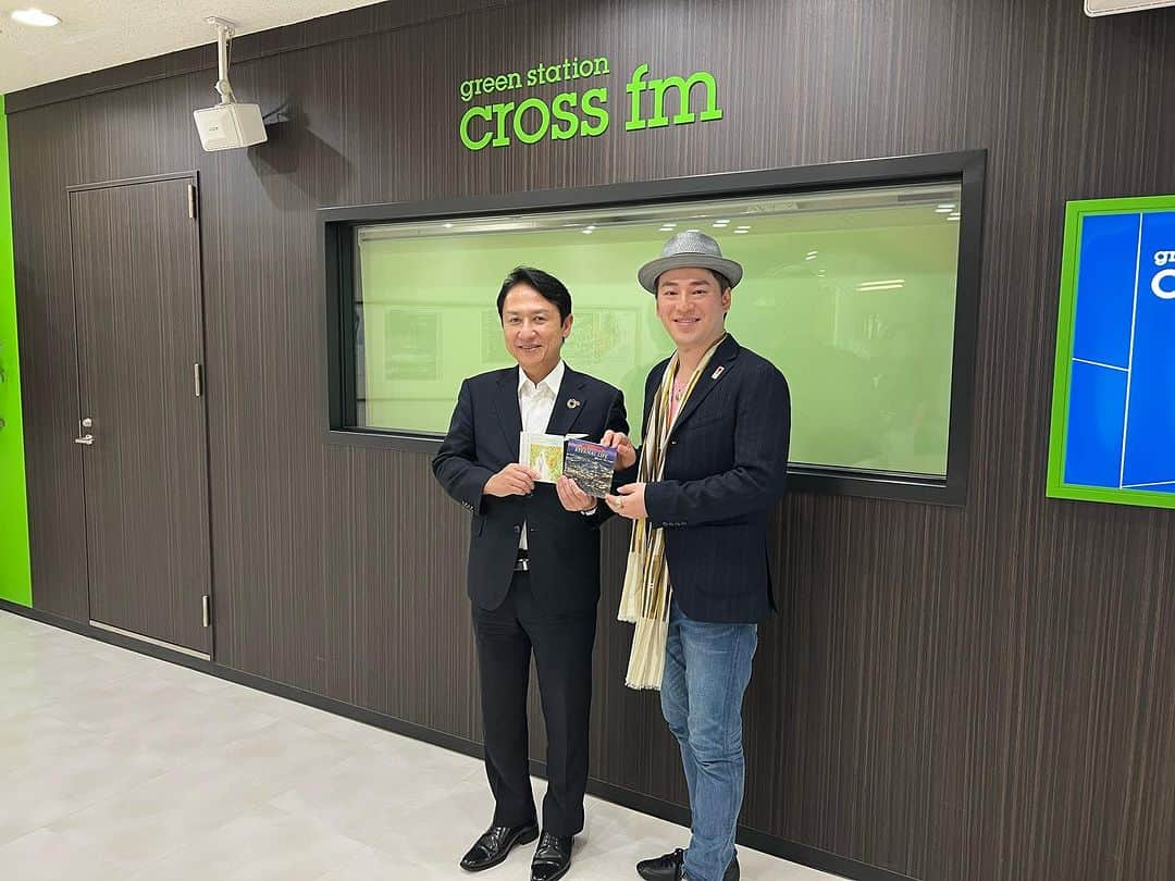 冨永裕輔のインスタグラム：「CROSS FM『冨永裕輔のなんでもゆーすけ！』に武内和久北九州市長がスペシャルゲスト出演！ 新しい風が吹く北九州市に益々希望が湧くトーク、そして武内市長に生歌を二曲プレゼントさせていただきました！市長と奇跡のコラボ熱唱も！？ 2週に渡り10/21(土)10/28(土)11:00〜11:55 放送です😊  #北九州市 #武内和久市長 #CROSSFM #冨永裕輔 #なんでもゆーすけ #長渕剛 #祈り」