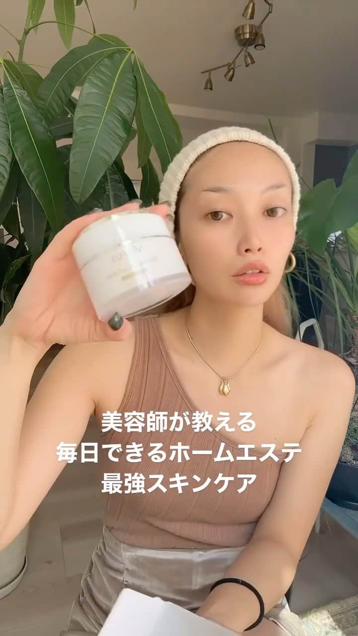 のインスタグラム：「毎日できるホームエステ最強スキンケア🩷🩷🩷 全部の商品に[天然針🪡]が入っているそうで最近お顔が垂れてきた私にはピッタリだなと思って注文🫶 まだ届いて3日しか経たないけど潤いと艶が素晴らしい❤️ 化粧ノリも良くてお気に入りです✨ パケとデザインも高級感があって素敵です💓 @vivusregina   クーポンコード: SALE_2QCQ9765GAZQ  ちょっとだけお安く買えるそうなのでチェック☑️してみてくださいね🤭🩷  すっぴんで失礼しました❤️🥹 https://vivusregina.jp/discount/SALE_2QCQ9765GAZQ  #skin #skincare」