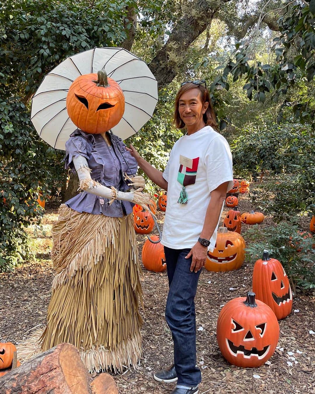 のインスタグラム：「Descaoso Gardens はハロウィンの デコレーションがいっぱい  なんだか 生きてるみたいだね🎃 アイディアが面白い  🏡近所もデコレーションが凄い！(◎_◎;) テーマパークのようです😊 また紹介しますね  マリブもハロウィン👻に参加させようかな⁉️笑  #holiday  #halloween  #la  #デコレーション」