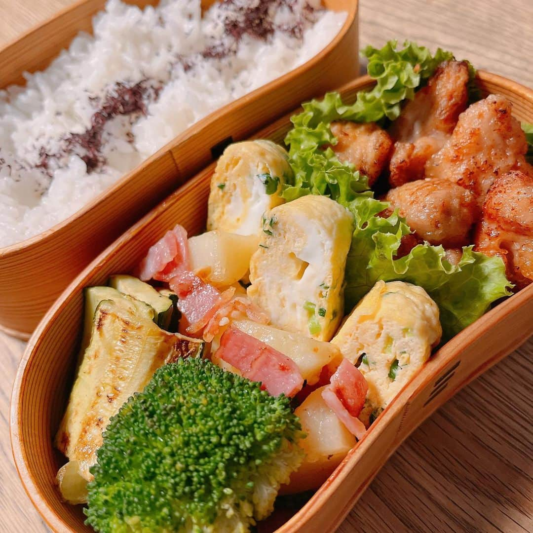 坂下千里子のインスタグラム：「おはようございます！ . 今日は、唐揚げ弁当。 . 味付けは、にんにくじゃなくて生姜醤油です。 . いつもはにんにく醤油ですが、、、違い分かるかなぁ〜😚 . . #おはようございます #goodmorning #行ってらっしゃい#娘 #娘弁当 #お弁当 #お弁当記録 #からあげ弁当 #から揚げ #唐揚げ #唐揚げ弁当 #lunch #ランチ #召し上がれ」