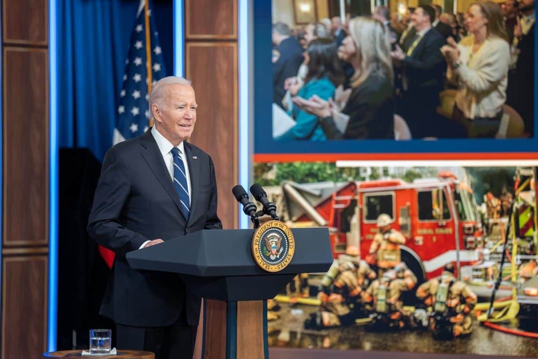 The White Houseさんのインスタグラム写真 - (The White HouseInstagram)「In honor of National Fire Prevention Week, President Biden joined the U.S. Fire Administrator’s Summit on Fire Prevention and Control.  This Administration is committed to ensuring firefighters have the resources they need to do their jobs as safely and effectively as possible.」10月11日 8時30分 - whitehouse