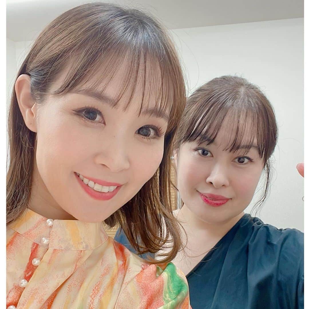 愛内里菜さんのインスタグラム写真 - (愛内里菜Instagram)「テレビ大分 カラオケ勝ち抜き番組 「歌魂」ウタタマ　✨ ⁡ 本日11日  10時20分より 放送です！！ ⁡ 魂を込め歌いあげる それぞれみなさまの歌声を 楽しんで見てください😆‼️‼️ ⁡ 実は9日も 歌魂収録に大分に行ってたよ😆  ヘアメイクのゆりっぺと📸☺️  😆YouTube！ 「愛内里菜オフィシャルチャンネル」  ⁡ 🐦Twitter 愛内里菜 official @RRikakakiuchi ⁡ ⁡ 😆TikTok 愛内里菜/Rina Aiuchi 　 🟥17配信 愛内里菜_official ⁡  #愛内里菜  #歌手 再始動 #垣内倶楽部  #バンド   #ライブ #一体化 #絆 #盛り上がりたい  #感謝  #23周年　 #YouTube #ユーチューバー#TikTok」10月11日 7時58分 - rina_aiuchi