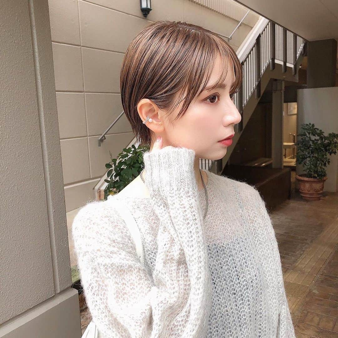 筒井愛実のインスタグラム：「． @h_jewelry_official のear cuff パール×シルバーで可愛い..♡  ショートなのでイヤカフとかイヤリングはめっちゃ集めちゃう☻ ． #pr #hjewelry #code #ootd #30代コーデ #30代ファッション  #ママコーデ #ママファッション #大人コーデ #outfit #大阪ママ #関西ママ #男の子ママ」