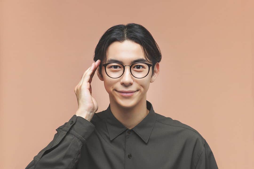 Zoff Officialのインスタグラム：「「ツール」ではなく「ファッション」の一部としてメガネを捉え、上質なライフスタイルを提案する協業プロジェクト「Zoff｜UNITED ARROWS」から、「Zoff｜UNITED ARROWS 2023秋冬コレクション」が登場します。今回のコンセプトは「“なりたい自分が見える“アイウェア」。シーンによって着る洋服が変わるように、様々なスタイルを想定し段階的に異なるテイストを表現。このアイウェアをプラスすることで、高揚感のある洗練されたスタイリングが完成します。性別や世代を問わず、定番の要素もしっかりと押さえた安心感のあるラインナップです。  モデル着用品番　ZF231023_44A1 (ダークブラウン)  ■商品概要 商品名 ｜Zoff｜UNITED ARROWS  種類 ｜メガネ12型各3⾊　全36種類 価格 ｜¥11,100〜¥16,600（税込・セットレンズ代込） 取扱店舗 ｜Zoff全店舗、Zoff公式オンラインストア他  #zoff  #unitedarrows #ゾフ #メガネ #サングラス #メガネ男子 #ファッション #コーディネート #コーデ  #メガネコーデ #メガネのある生活 #メガネの選び方 #メガネファッション #秋服コーデ #伊達メガネ #伊達メガネコーデ #ダテメガネ #glasses #eyewear #sunglasses #colorlens #eyewearstyle #eyewearfashion #eyewearbrand #eyewearcollection #eyewearlovers #fashionglasses #fashion #styling #autumn」