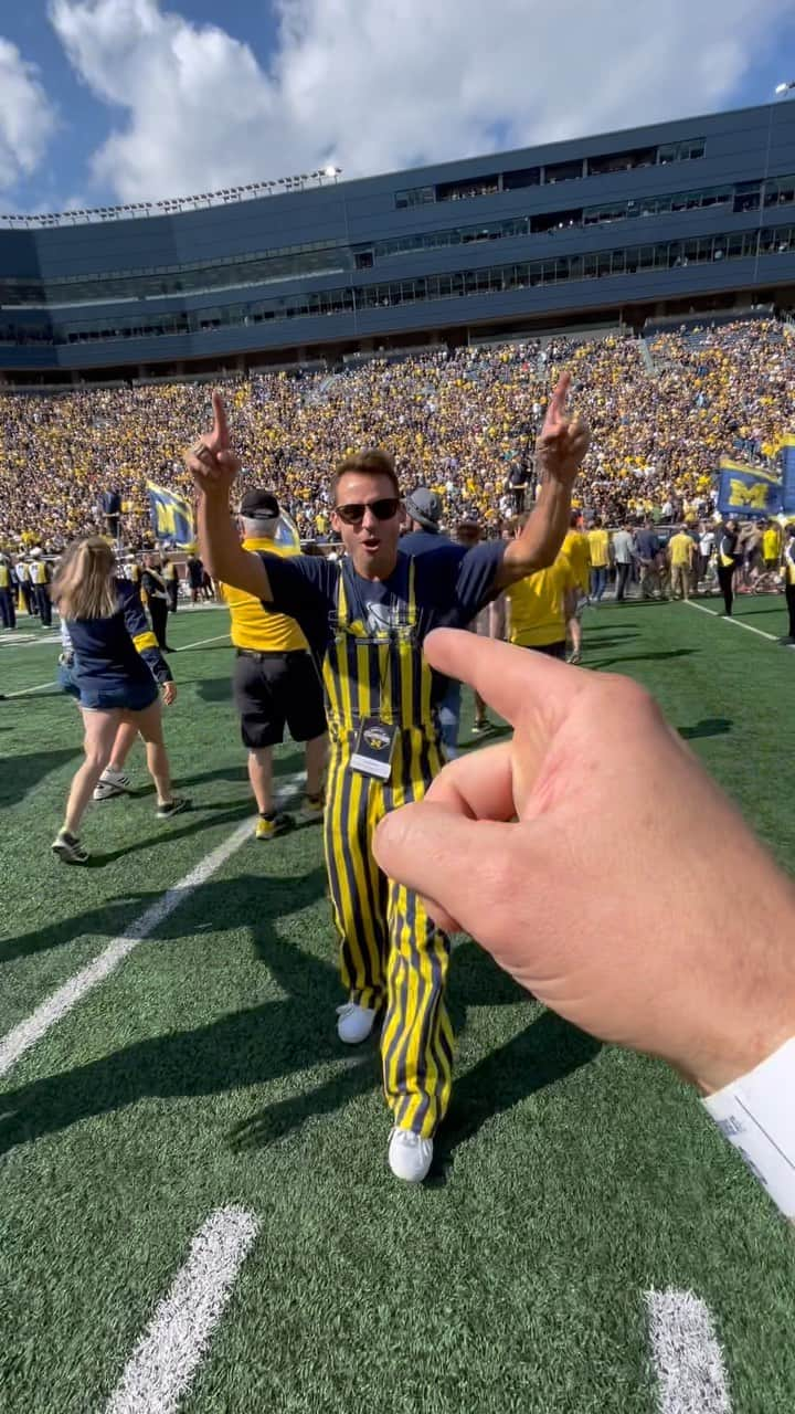 サミュエル・ミクラクのインスタグラム：「What it’s like to be the center of 100,000 people 💙💛#goblue」