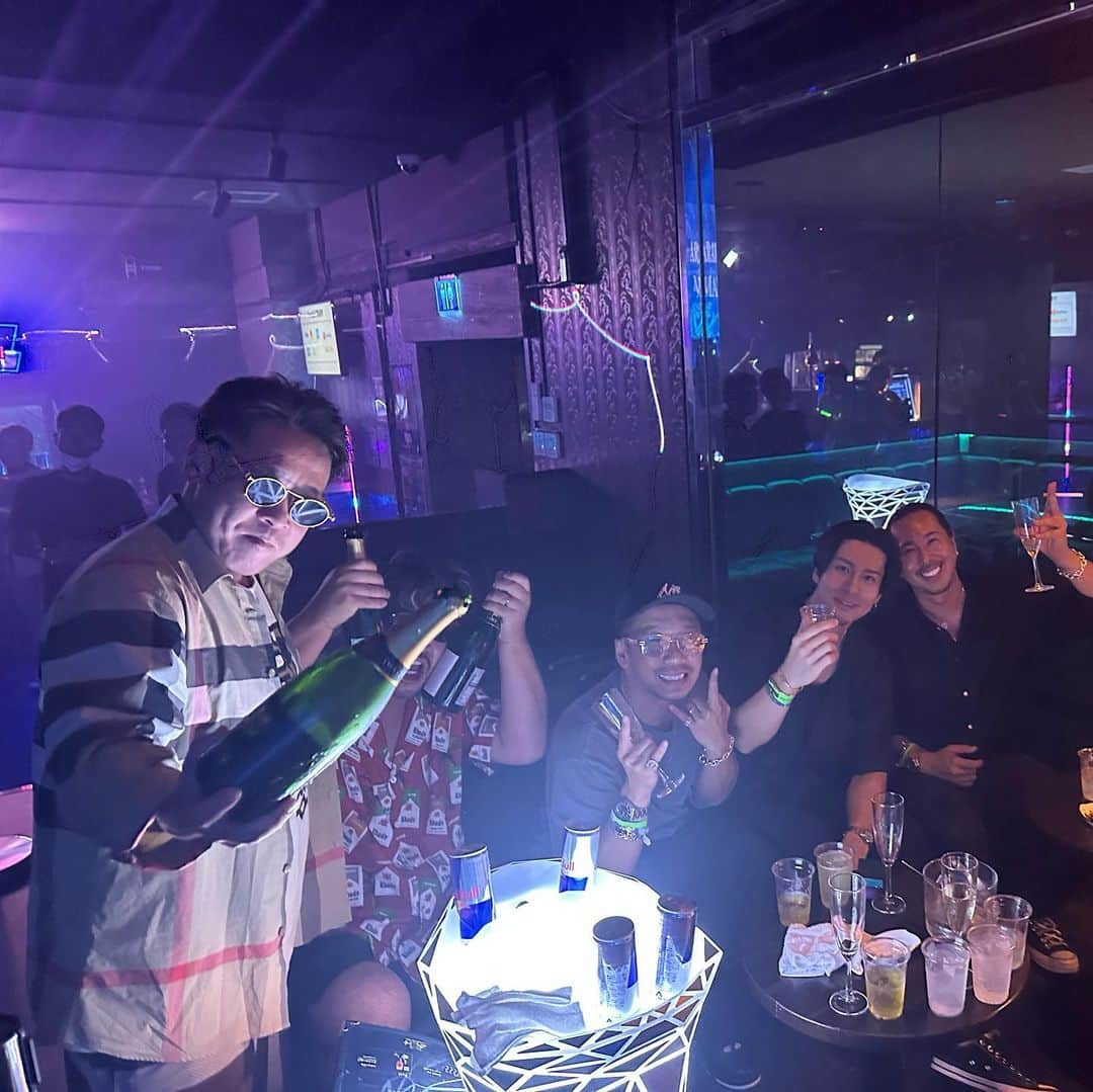 イルマニアのインスタグラム：「先日は浜松の @zen_hamamatsu で @iam_djking  @dj_shige.okayama  @dj_nana092  がプレイするパーティーに行ってきました🍾🍾🍾 久しぶりに遊びでクラブに行ったけど最高のメンバーのおかげで終始楽しすぎてまた遊びたい🤣🍾  spthx🙇 @ryoskegram  @taikisuzuki_  @club_zen_com  @yoshi.kim_yanghee  @aki_087   #イルマニア#mcma#静岡#浜松#zen#禅#シャンパン#champagne #岡山#福島#東京#静岡#名古屋#club#party」
