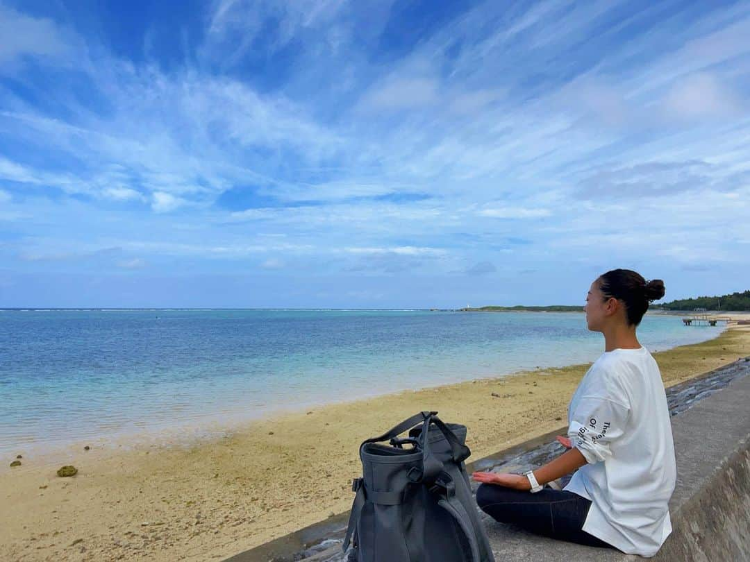 高松いくさんのインスタグラム写真 - (高松いくInstagram)「🌺 🧘✈️  引越し上手は旅上手  旅上手は、手放し上手になると実感。極めたい。  おはようございます🌊  昨日、 また環境が変わったり  沖縄にいても 度々引越しを繰り返している🤣  引っ越すたびに  旅をするたびに減る、荷物  どんどん心が軽くシンプルになっていく  手放したスペースに  今日はどんなものが入ってくるか  ワクワクする  深呼吸😮‍💨瞑想も同じ感覚がある。  🌺リトリートの毎日です  沖縄にいても いろんな仕事やプライベートも動いている  どこにいても  「自分」がどうあるかで 変化していく  今日も出勤前に  深呼吸  瞑想  朝  海の音を聞くように  自分の  心の声と体の声を聞く  今日一日 周りの声にも 耳を澄ませられる余裕をもって過ごしたい😌  皆さんの心身は快調ですか？  素敵な一日を...🌈  #出勤前 #深呼吸 #瞑想 #シンプル #手放す  #スペース #余裕 #耳を澄ませば  #旅するインストラクター　#旅するように暮らす  #リトリート するように生きる  .  #フォトコン  @fukukitaru_cafe_okinawa_bise  #備瀬フォトコン #備瀬のフクギ並木」10月11日 8時10分 - iku_takamatsu_trip_sup_yoga