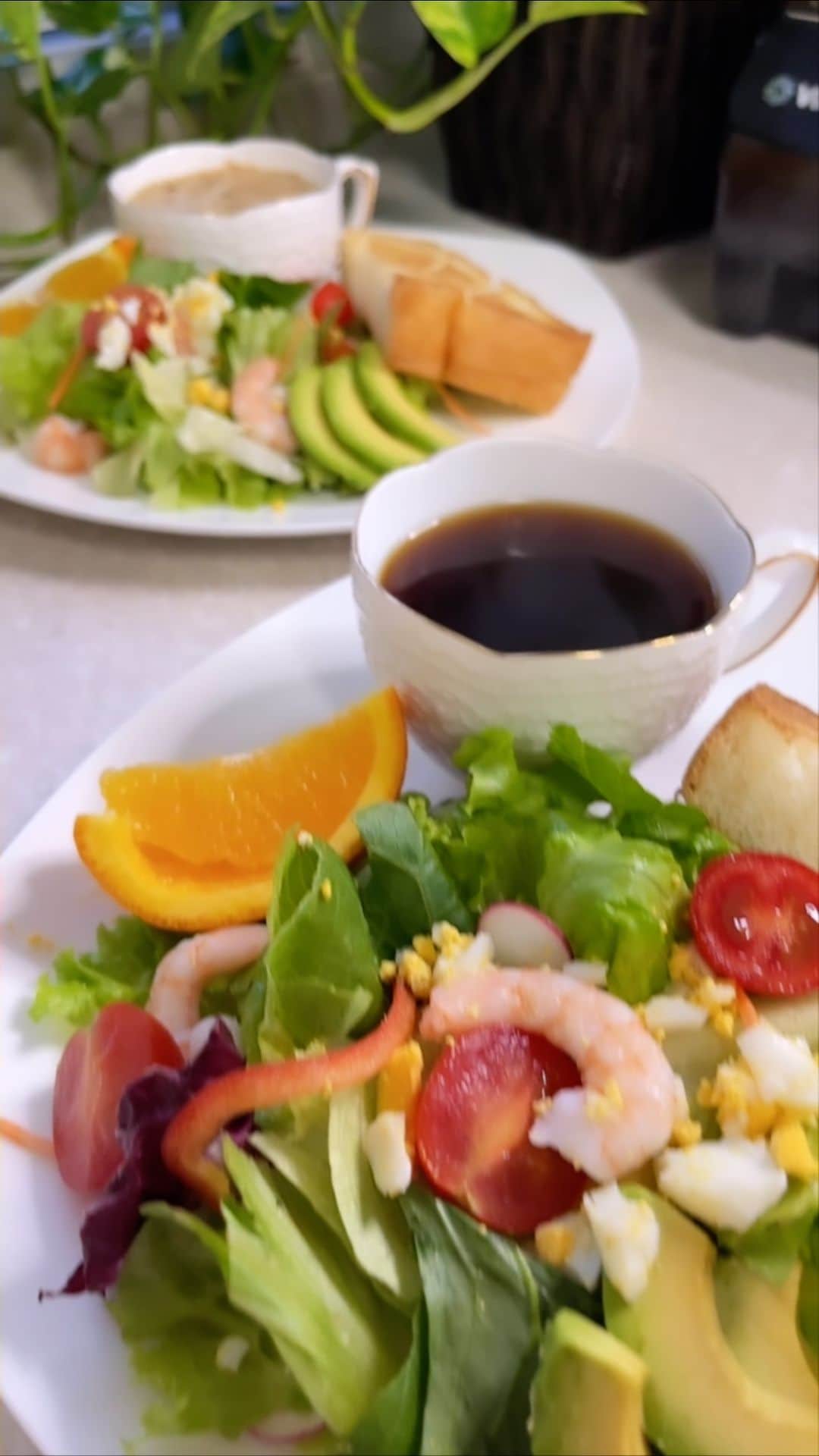 のインスタグラム：「名古屋26℃🌤️ おはようございます！ 今朝は少し風があって肌寒いですが 今日は全国的に秋晴れ。 気温も上がって夏日になるようです。 お洗濯物もよく乾きますね！ 空気が乾燥していますので気をつけてください。 今日も頑張って行ってらっしゃい🩷 #おはようございます#goodmorning  #朝食#breakfast  #秋田犬#akitainu #dogsofinstagram  #トースト#サラダ #ホットコーヒー#カフェオレ#珈琲 #水谷雅子 #水谷雅子の美容の秘訣シリーズ」