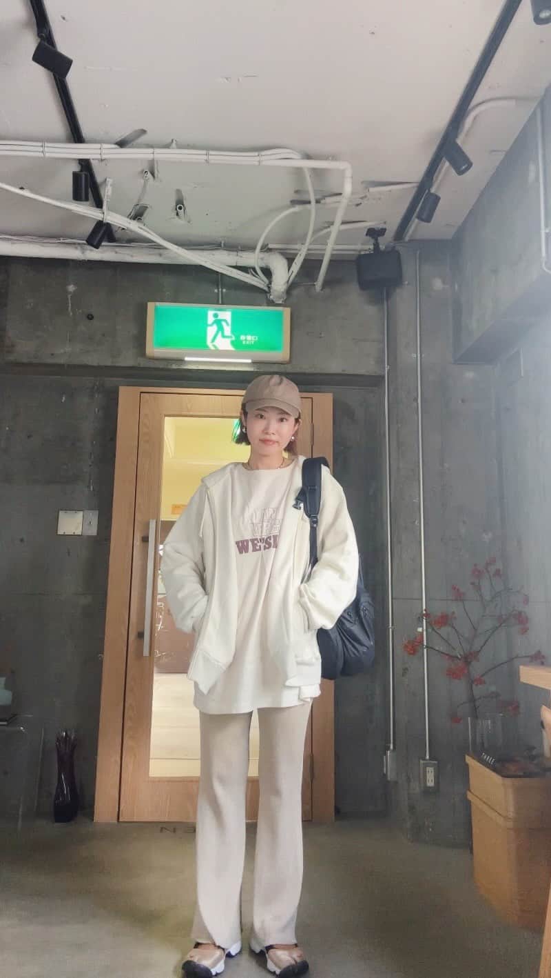 のインスタグラム：「おはようございます🥰 通勤コーデからサロンワークコーデまで🫶🏻 この日はボーイッシュな感じがテーマでした👶🏻💕 羽織がないと寒い😇😇 では本日もよろしくお願いします✂️  #lorensalon #名古屋 #美容室 #スタイリング #ヘアカラー #ヘアアレンジ」