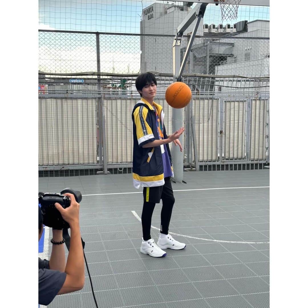 西垣匠さんのインスタグラム写真 - (西垣匠Instagram)「🏀⛹️ ⁡ 「TVLIFE」本日発売です！ ⁡ 連載企画「SHO TIME」第3回は 「バスケットボール」！ ⁡ 三井寿になりきって3ポイントシュートの練習をしました。 ⁡ ぜひチェックしてね🏀」10月11日 8時17分 - sho_nishigaki_official