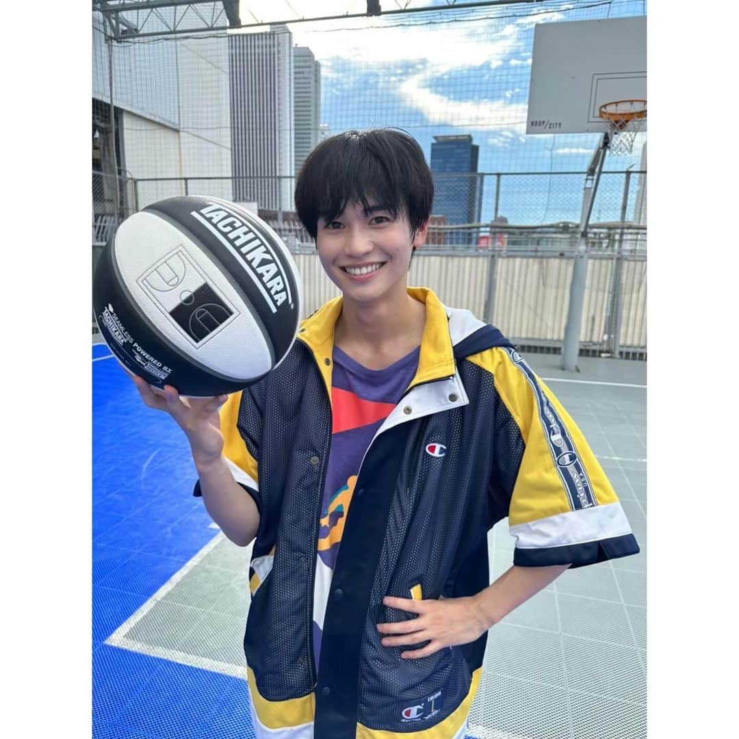 西垣匠のインスタグラム：「🏀⛹️ ⁡ 「TVLIFE」本日発売です！ ⁡ 連載企画「SHO TIME」第3回は 「バスケットボール」！ ⁡ 三井寿になりきって3ポイントシュートの練習をしました。 ⁡ ぜひチェックしてね🏀」