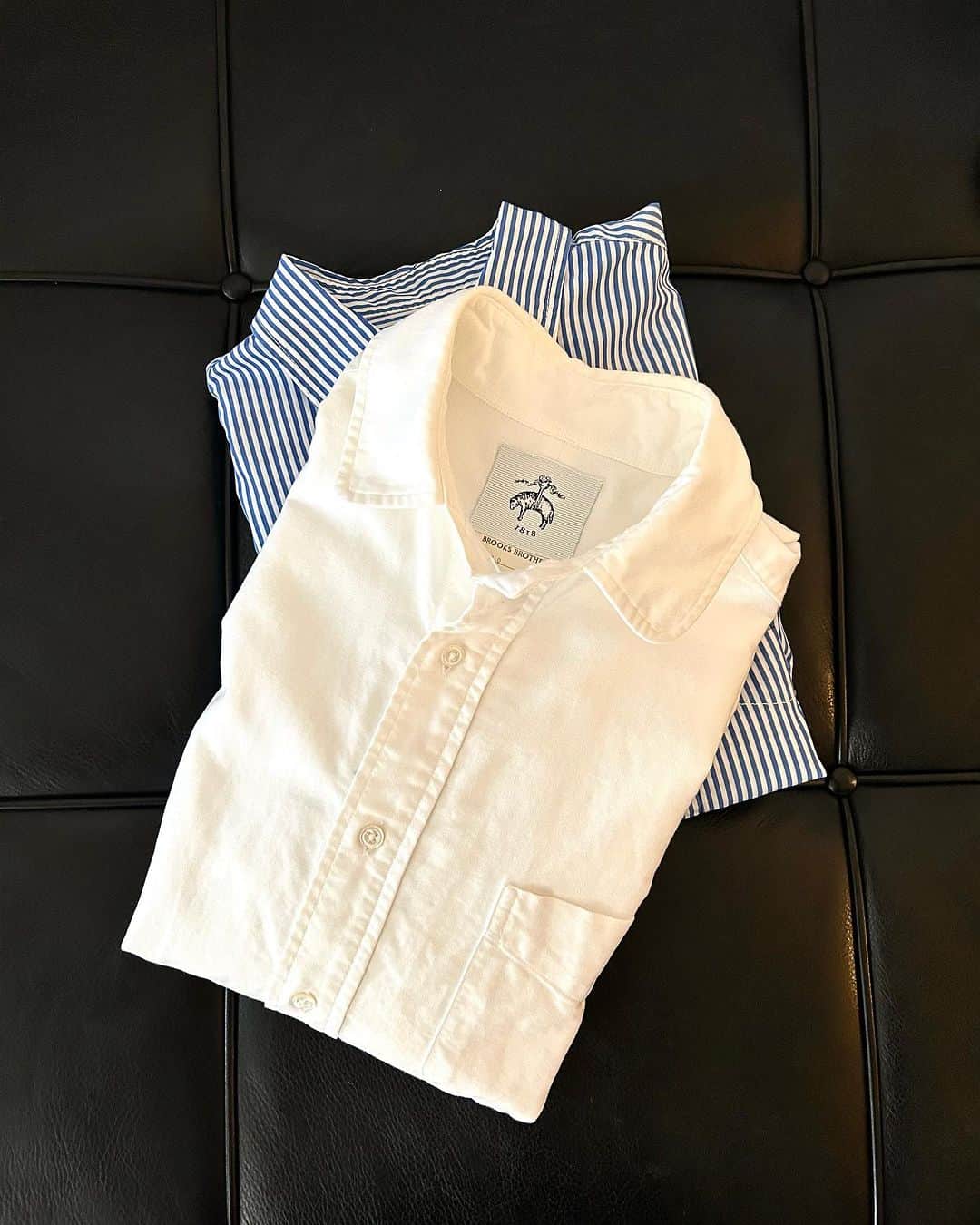 松浦弥太郎さんのインスタグラム写真 - (松浦弥太郎Instagram)「まだ着ているシリーズ。シャツ一枚が気持ちいい朝。みなさんはどんなシャツが好きですか？オックスフォードの白シャツはブルックスブラザーズのラウンドカラー。トムブラウンがデザインしたブラックフリースのもの。オックスフォード生地がゴワッとしっかりしていて、古き良きアメリカそのもの。ジャケットを羽織って、細めのニットタイをキュッと結んでもいい。アイロンかけずに着るのが好き。ブルーのストライプシャツはコムデギャルソンシャツ。どちらも10年は着ています。もっとかな。15年くらい。きちっと着るのもすてきだけど、僕はダボっとカジュアルに着たいな。で、袖をまくって歩こう。毎朝シャツを選ぶのが楽しみな季節ですね。嬉しいな。#松浦弥太郎 #今日もていねいに #シャツ好き #アメリカンクラシック」10月11日 8時20分 - yatarom