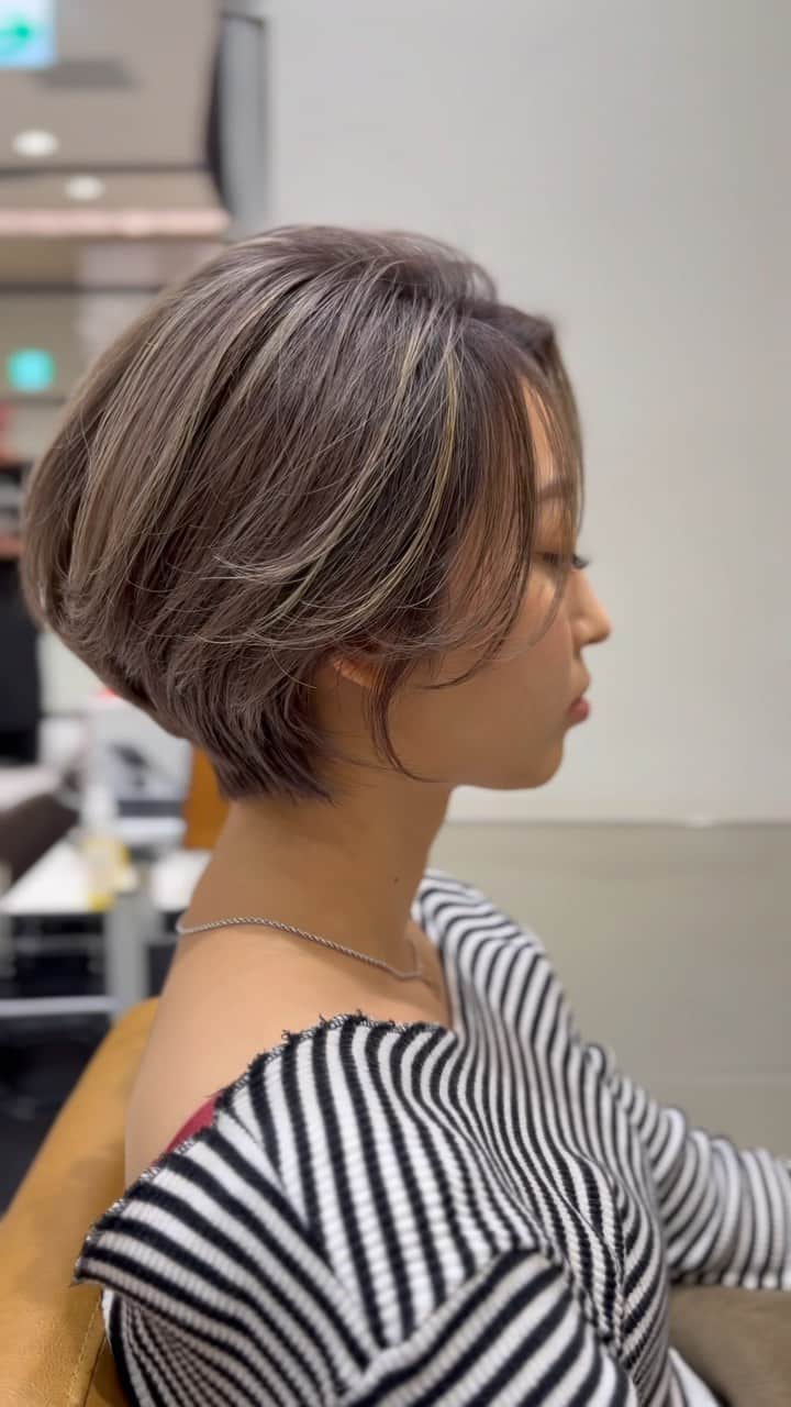 栗原貴史のインスタグラム：「たっぷりと丸さのあるショートボブ。 今の時代はボリュームの位置と、締まる位置にミソがあると思う。  オーダーが多い丸みショートボブ、ゆとりショートボブ。 是非お待ちしております。  @peekaboo_newoman_shinjuku @peekabooacademyofficial @peekaboosalonsofficial @peekaboo_webacademy  #新宿美容室  #newoman新宿  #骨格補正  #骨格補正カット #ボブ  #グラボブ  #ショートヘア #ショートカット #ショートボブ #丸みショート #ゆとりショート #フェイスレイヤー #facelayerd #shortcut #hairistyle #contrastdesign #contrastcolor #bob #peekabooneeomanshinjuku」