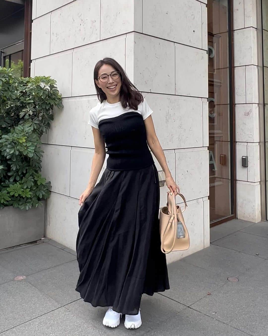 宮田綾子さんのインスタグラム写真 - (宮田綾子Instagram)「ストーリーズにたくさんのDMをいただきありがとうございました💌どなたにもお返事することができなかったのですが、みなさん暖かくてアドバイスをいただいたり励ましていただき本当に嬉しいです🥰 ストーリーズも2万人以上の方が見ていただいていて、インスタをやっていて良かったなぁとしみじみ感じていました✨ 急に39度近い高熱が出た後、激しい左後頭部の頭痛が三連休中治らなくて救急車までになりましたが、CT異常無しでした🚑 ここまではストーリーズに書いたのですが、昨日は近所の脳神経外科に行き🚲〜 頭部MRIと首のレントゲンを撮りました 脳も血管も異常無し、首は見事なストレートネック😹 結局また痛み止めをもらっただけだったんだけど、薬が効いたので夕方はもう仕事してました 結局何だったんだろう？神様からの休みなら痛み無しが良いんだけど なんて思いながら寝ましたがようやく久しぶりに痛みなく朝まで眠ることができてホッと一安心です😚 ストーリーズのアンケートでも「謎の不調」の方が1000人くらいいらっしゃって😹 遅い季節の変わり目、気をつけてお過ごしください🤍 ❤️ @ayako__miyata ←23万フォロワーになりましたありがとう❤️」10月11日 8時26分 - ayako__miyata