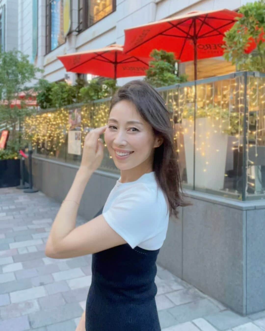 宮田綾子のインスタグラム：「ストーリーズにたくさんのDMをいただきありがとうございました💌どなたにもお返事することができなかったのですが、みなさん暖かくてアドバイスをいただいたり励ましていただき本当に嬉しいです🥰 ストーリーズも2万人以上の方が見ていただいていて、インスタをやっていて良かったなぁとしみじみ感じていました✨ 急に39度近い高熱が出た後、激しい左後頭部の頭痛が三連休中治らなくて救急車までになりましたが、CT異常無しでした🚑 ここまではストーリーズに書いたのですが、昨日は近所の脳神経外科に行き🚲〜 頭部MRIと首のレントゲンを撮りました 脳も血管も異常無し、首は見事なストレートネック😹 結局また痛み止めをもらっただけだったんだけど、薬が効いたので夕方はもう仕事してました 結局何だったんだろう？神様からの休みなら痛み無しが良いんだけど なんて思いながら寝ましたがようやく久しぶりに痛みなく朝まで眠ることができてホッと一安心です😚 ストーリーズのアンケートでも「謎の不調」の方が1000人くらいいらっしゃって😹 遅い季節の変わり目、気をつけてお過ごしください🤍 ❤️ @ayako__miyata ←23万フォロワーになりましたありがとう❤️」