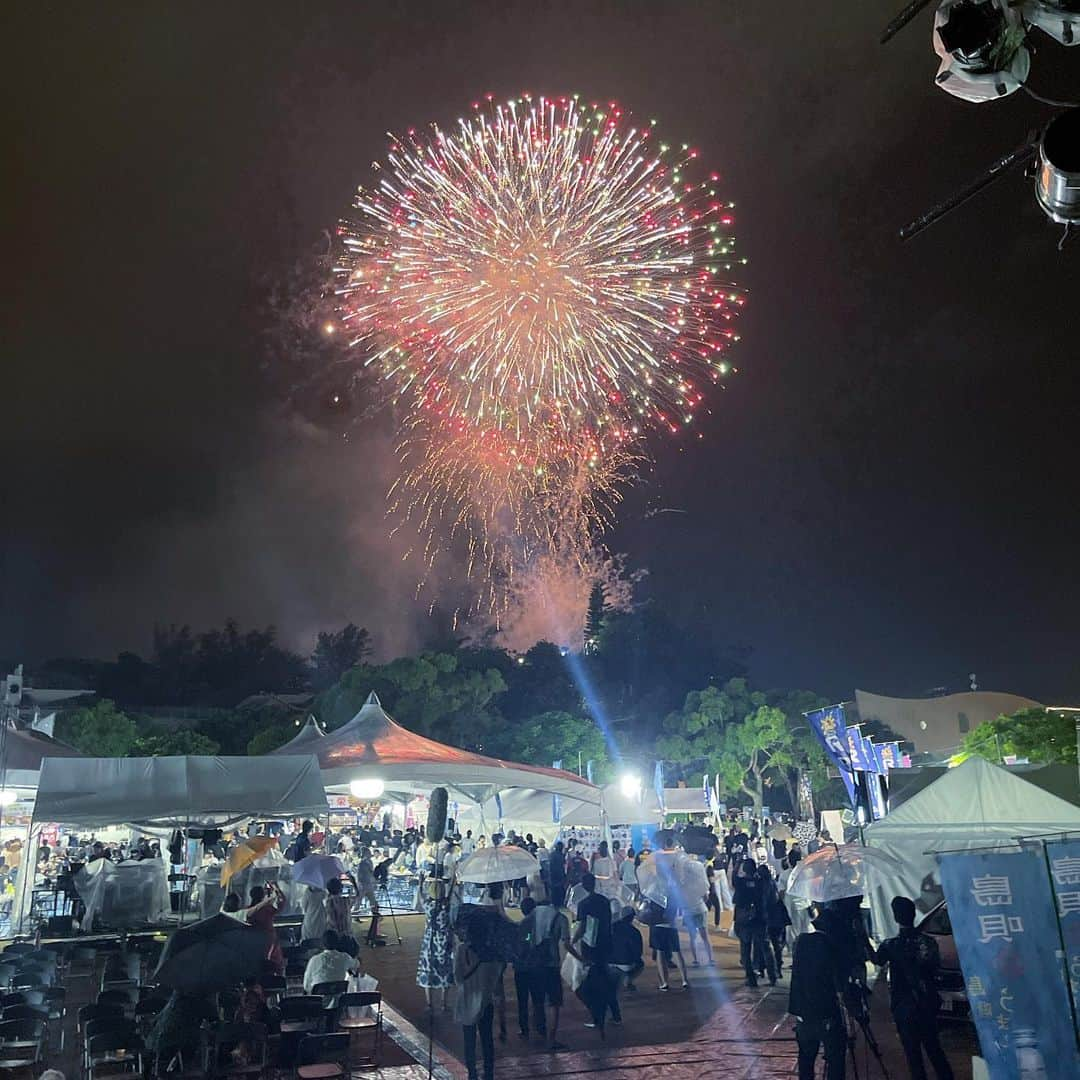 川満アンリのインスタグラム：「先日の那覇大綱引き祭りでは、初日にラジオの公開生放送がありました。  CM出演やアンバサダーでもお世話になっています、まさひろ酒造さんの「島唄」を飲みながら歌やお笑いのライブ。めちゃくちゃ楽しかったです。 ベンビーさんとの初司会は、助けてもらいっぱなしでたくさん勉強になりました。伊禮俊一さんの歌やしゃかりチアキさんの歌声は、秋空に心地よくて宙に舞うようでした✨  出演者やまさひろ酒造の皆様も一緒にステージから見る花火はとても美しくて、みんなで楽しめるイベントが戻ってきて嬉しいなぁって改めて感じました。 お祭りはやっぱりいいですね。これからまだまだたくさんのお祭りがありますよー☺️♡」