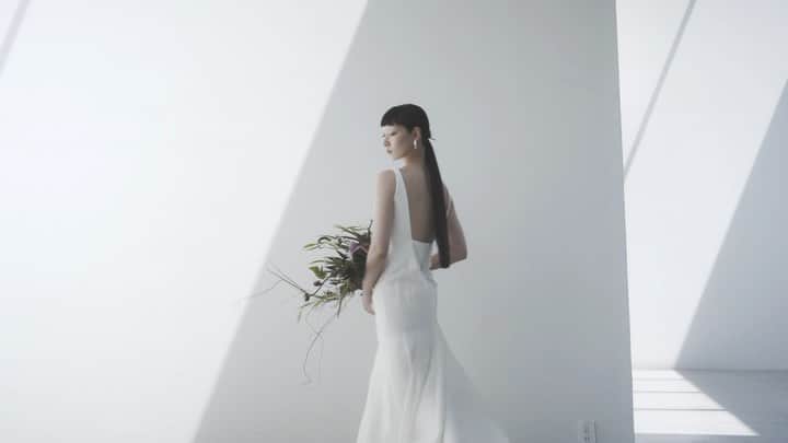 nae.ATELIERのインスタグラム：「nae.ATELIER 2023 new dress 【"isana"(イサーナ)】  派手ではないけれど、 モードでスタイリッシュなものがお好きな方へ向けてお作りしたマーメイドラインドレス。  鎖骨と肩の骨格を美しく印象的に見せるよう 直線的でスタイリッシュなネックラインとアームホールのラインに。  露出が少なくおさえ気味なフロントスタイルに対して、大胆に開いたバックスタイルが内に秘めた意志の強さを表現します。  体に心地よくフィットするストレッチ生地の上に、 柔らかく光を通す美しいシルクオーガンジーを重ねたトレーンが 立ち姿のしなやかな曲線美を印象付けるソフトマーメイドラインドレスです。  “Isana” is soft-mermaid line dress made of stretch fabric that comfortably fits the body, and beautiful silk organza for a train that allows soft light to pass through.  This dress is for brides that love modernity.  nae.ATELIER 東京都渋谷区恵比寿南1-13-2 EBISU COURT 101 TEL:03-6409-6369  #大好きと大切をすべてまとって #naeatelier #アトリエナエ #nae花嫁 #bridestyle #overseaswedding  #destinationwedding #elopementwedding #naebride #ウェディングドレス #シンプルドレス #isana」