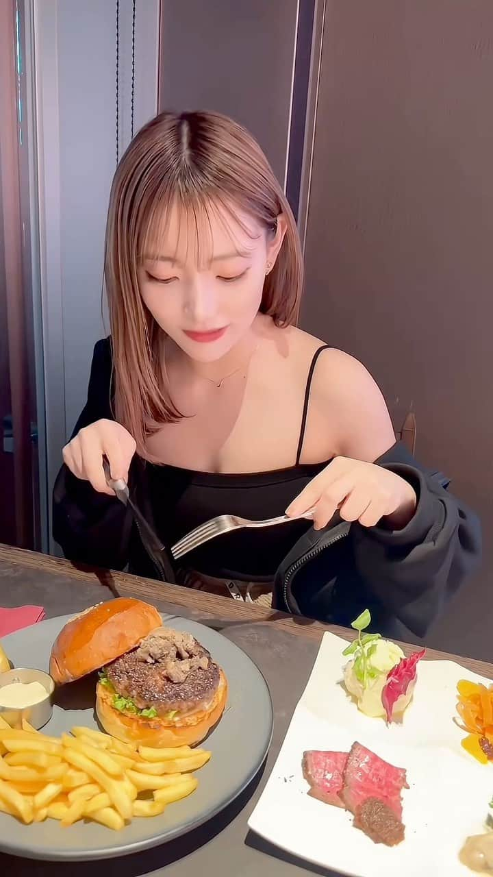 YUINAのインスタグラム：「美味しかった〜🍔♡  私は、『神戸ビーフバーガー』を注文したよ‪ෆ‪.*･ﾟ  ハラル認証を得た神戸ビーフを使ったパティで めちゃくちゃボリューミーで美味しすぎた😭🤍  前菜の4種盛り合わせもお洒落でテンション上がった⭐️  是非行ってみて〜！  PR @beefdining0414 #新宿グルメ #新宿ランチ #新宿ディナー #歌舞伎町グルメ #和牛特区 #新宿ハンバーガー」