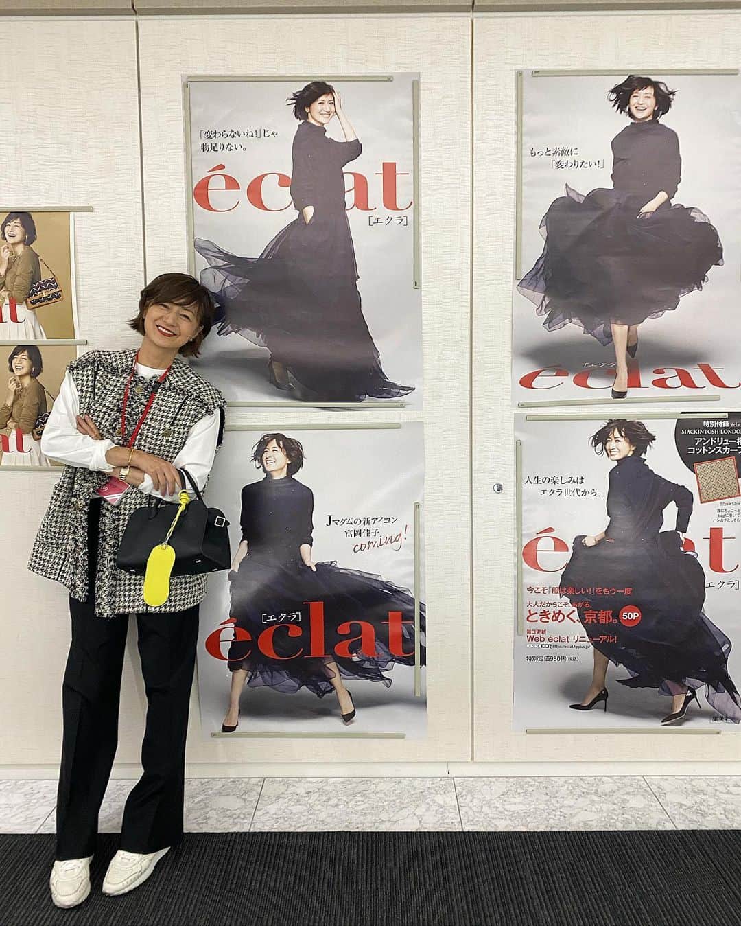 富岡佳子さんのインスタグラム写真 - (富岡佳子Instagram)「@eclat.magazine  エクラ編集部の入り口は、私の表紙ポスターでお出迎えしてくれます😆 約7〜8年前の自分と久しぶりに撮ってみました…ちょっと照れますよ😆」10月11日 8時38分 - yoshikotomioka